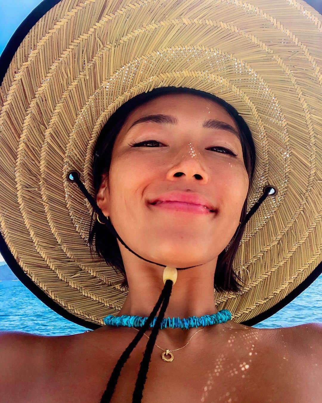 のインスタグラム：「顔がこれ以上焼けないように、麦わら帽子で👒予防。  これで完璧なはず！  タンニングオイルで焼いてるんですか？といわれてますけど、素焼きで、毎日美白パックやってますけど。  パックは#韓国コスメ  お気に入りのオーガニックマスクと、#メディヒール のコラーゲンリング(肌に栄養)とアクアリング(水分強化・毛穴ケア)  を使ってます。夏は毎日欠かさずやっでるおかげで乾燥なんてしてないよ。  日焼け肌のボディはとっても優秀なアフターサンローション🧴メデルを愛用❤︎ 夏は8本くらい使うかなー？  #summer#cap#beachgirl #韓国購入品 #夏女#美黒#とにかく#保湿#命#1日#5回以上#むぎわら帽子 #roxyjapan#顔#焼かない#海#🏖#夏ガール#ターコイズ#お気に入り」