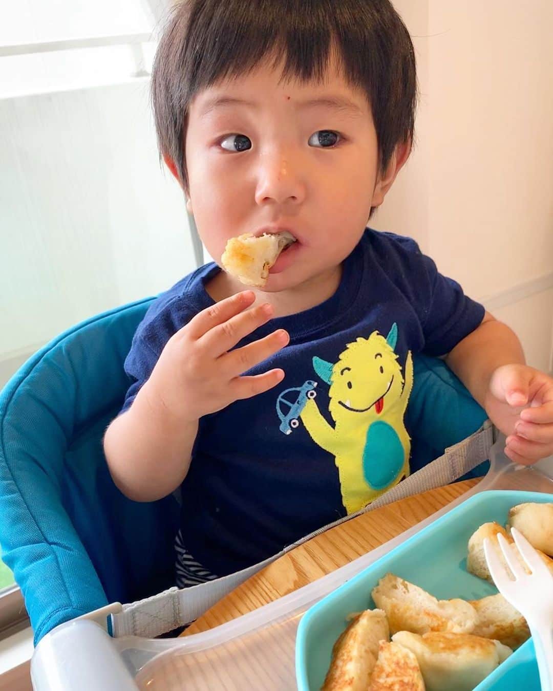 藤田志穂さんのインスタグラム写真 - (藤田志穂Instagram)「卵アレルギーの息子だから諦めかけてたけど、何となく作ってみたフレンチトースト🥖 ・ 牛乳と甘酒混ぜたら、ひたして焼くだけで簡単だった😋 ・ 保育園では飲んでるけど、乳製品のアレルギーも少しだけ高めなので、牛乳は少なめ🥛 ・ でも 卵が入ってない分、浸透しやすいのか結構しっとりフワフワで時短にもなるかも〜！ ・ 気持ち、乳製品より大豆アレルギーのが高めっぽいので牛乳にしたけど、豆乳でも美味しそうだな😋 ・ そして パンはコストコのメニセーズプチパン🥖 ・ 元々しっかり目のパンだから、牛乳に浸しても崩れなくてちょうど良かった✨ ・ 息子もプチパンほぼ3個ペロリ😋 ・ 途中からハチミツかけてあげたら更にモリモリ食べてた😂 ・ #卵アレルギー #フレンチトースト #甘酒 #コストコ #メニセーズプチパン  #発酵スタイル #発酵style  #発酵食のある暮らし #ふじたご飯」6月10日 8時31分 - shiho_fujita44