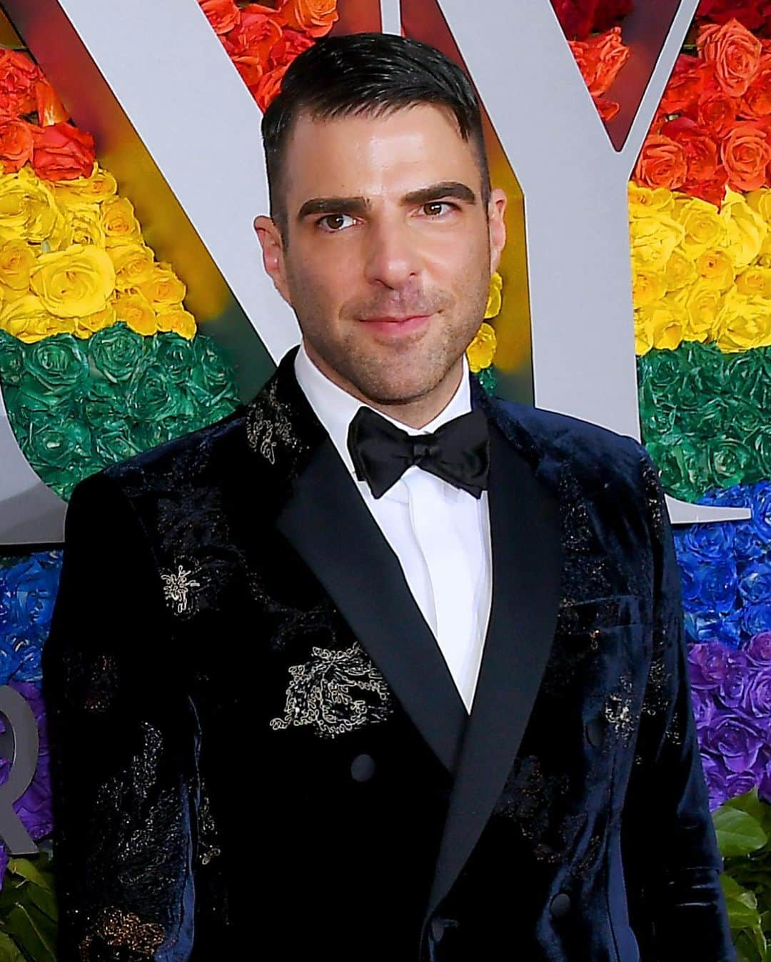 Just Jaredさんのインスタグラム写真 - (Just JaredInstagram)「@zacharyquinto dresses to the nines in @armani for @thetonyawards 🏳️‍🌈 #ZacharyQuinto #TonyAwards #TheTonyAwards」6月10日 8時32分 - justjared