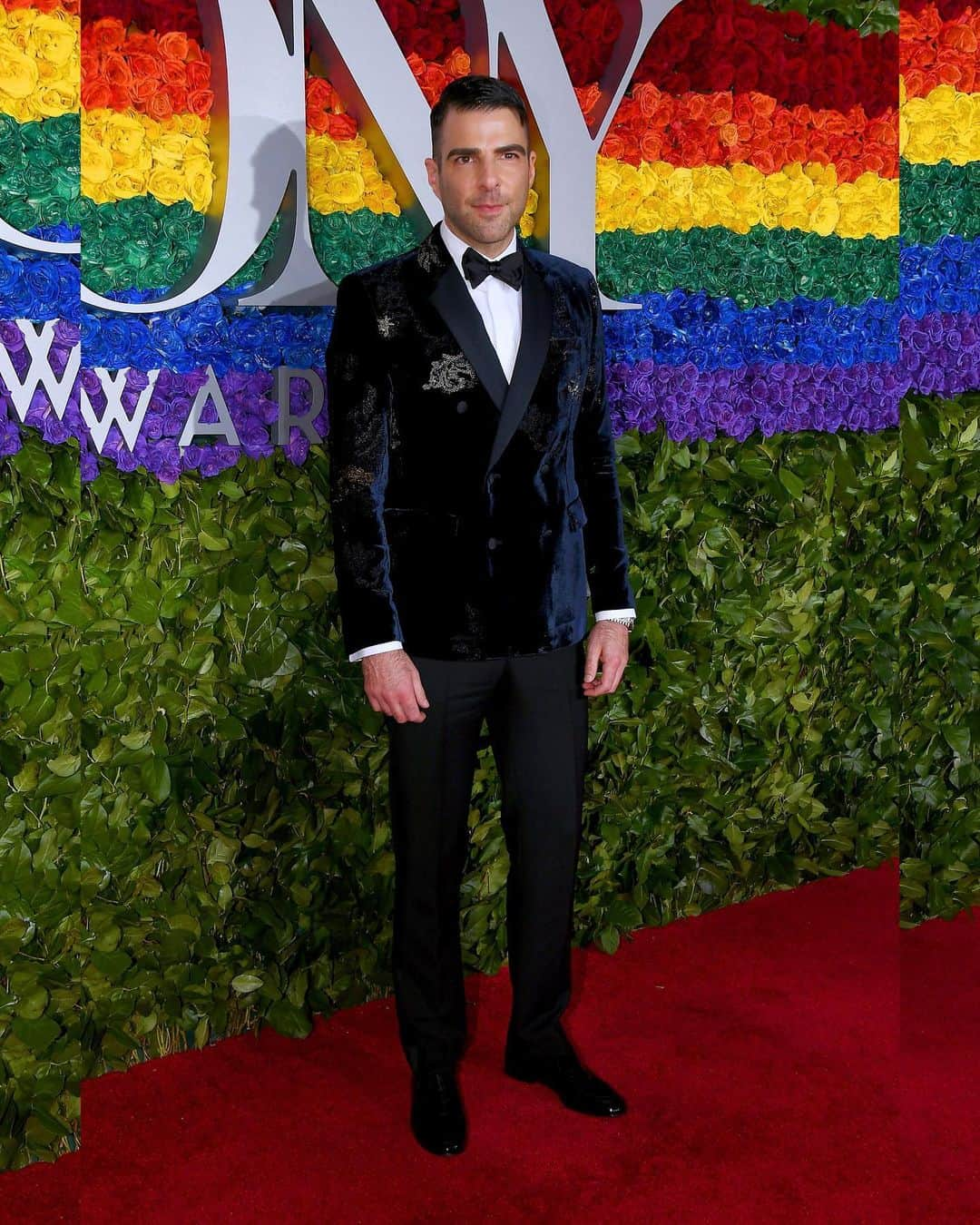 Just Jaredさんのインスタグラム写真 - (Just JaredInstagram)「@zacharyquinto dresses to the nines in @armani for @thetonyawards 🏳️‍🌈 #ZacharyQuinto #TonyAwards #TheTonyAwards」6月10日 8時32分 - justjared