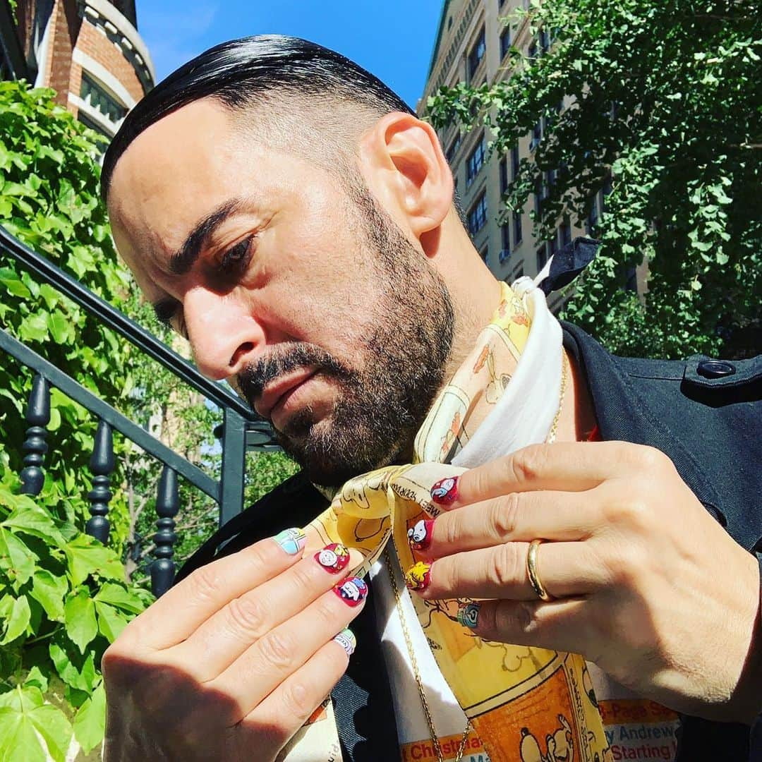 マーク・ジェイコブスさんのインスタグラム写真 - (マーク・ジェイコブスInstagram)「Me on a perfect day contemplating the idea of masculinity while tying my PEANUTS X MARC JACOBS  THE SCARF around my neck using my 🔥🔥🔥newly nail-ARTed @nailsbymei hands to do so. @olympialetan #happinessisawarmpuppy #charlesschulz #gratefulnothateful #MASC4MASCara 💅🏼🦄🌸🎀🧚🏼‍♂️💕」6月10日 8時26分 - themarcjacobs