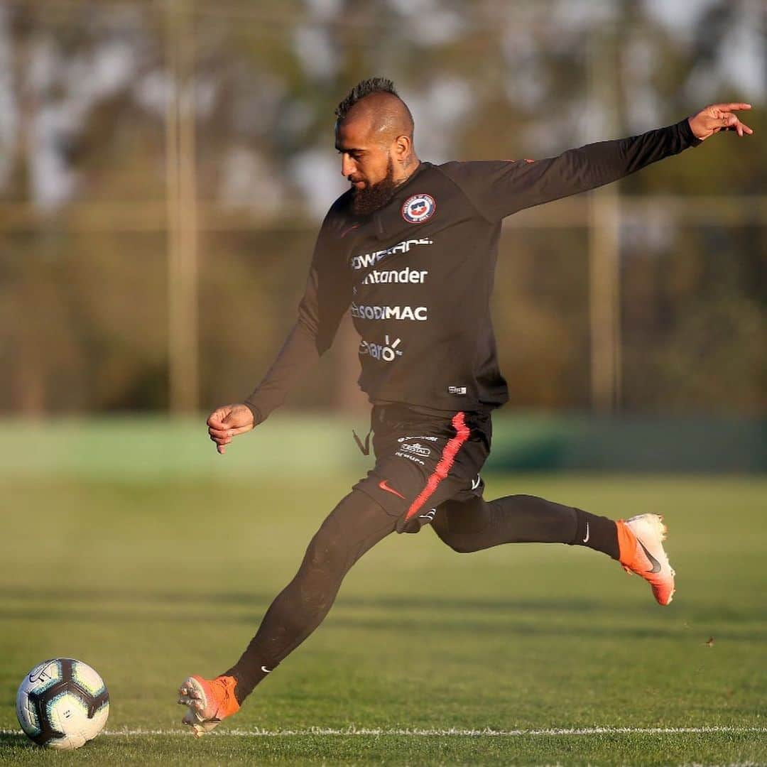 アルトゥーロ・ビダルさんのインスタグラム写真 - (アルトゥーロ・ビダルInstagram)「🇨🇱💪🏽👑👍🏼⚽️」6月10日 8時28分 - kingarturo23oficial