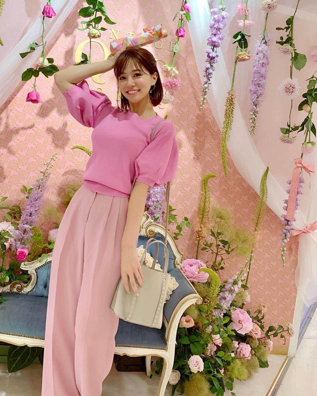 のインスタグラム：「おはよん☺️ . 金夜は、LAFORET PRIVATE PARTYへ🎊💕ドレスコードがピンクだったのでピンクコーデ👗 . 金夜は雨だったので、お気に入りの  @estaa_____ の折り畳み傘も☔️チェックでピンク入り🙆‍♀️💕 可愛い折り畳み傘持ち歩いてるだけで女子力あがった感じする🙆‍♀️笑 . tops&pants... @nydollnydoll  bag... @r.stella.jp . 全身ピンク🥺💕 でも会場も人も、みんなピンクでうまく馴染んでました🙆‍♀️✨💕 . さてさて、今週も頑張っていきましょう☺️❤️✨ . #estaa #エスタ #moonbat #雨の日コーデ #傘 #折りたたみ傘 #pr #アールステッラ #rsteLLA #pink #ピンクコーデ #ピンク #コーデ #コーディネート #coordinate #laforet #ラフォーレ #ラフォーレ原宿 #harajuku #原宿 #ピンク好き #laforetprivateparty #fashion #ファッション #6月コーデ #パンツコーデ #happy #smile」
