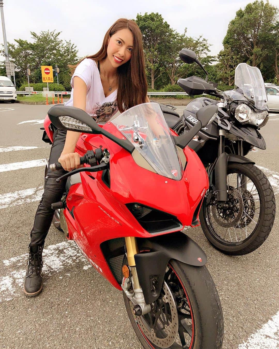 CAMIRAさんのインスタグラム写真 - (CAMIRAInstagram)「DUCATIかっこいい。特にこの二台はいつか乗ってみたいなーん🤤🤤 パニガーレV4Sとムルティストラーダに跨がらしてもらいました🥺 1枚目笑いすぎて目がない(笑) #バイク女子#バイク#バイクのある風景#バイクのある生活#バイクが好きだ#バイク好きな人と繋がりたい#タイガー800#オフロードバイク#ガールズバイカー#バイクウェア#アドベンチャー#アドベンチャーバイク#パニガーレ #ムルティストラーダ#tiger800#bike#bikegirl#motocycle#bikelife#streettriple#motorcycle#motorcycle_moment#motorcyclegirl#bike_japan#adventurebike#adventurerider#ducati#Panigale#Panigalev4」6月10日 8時36分 - camila.528