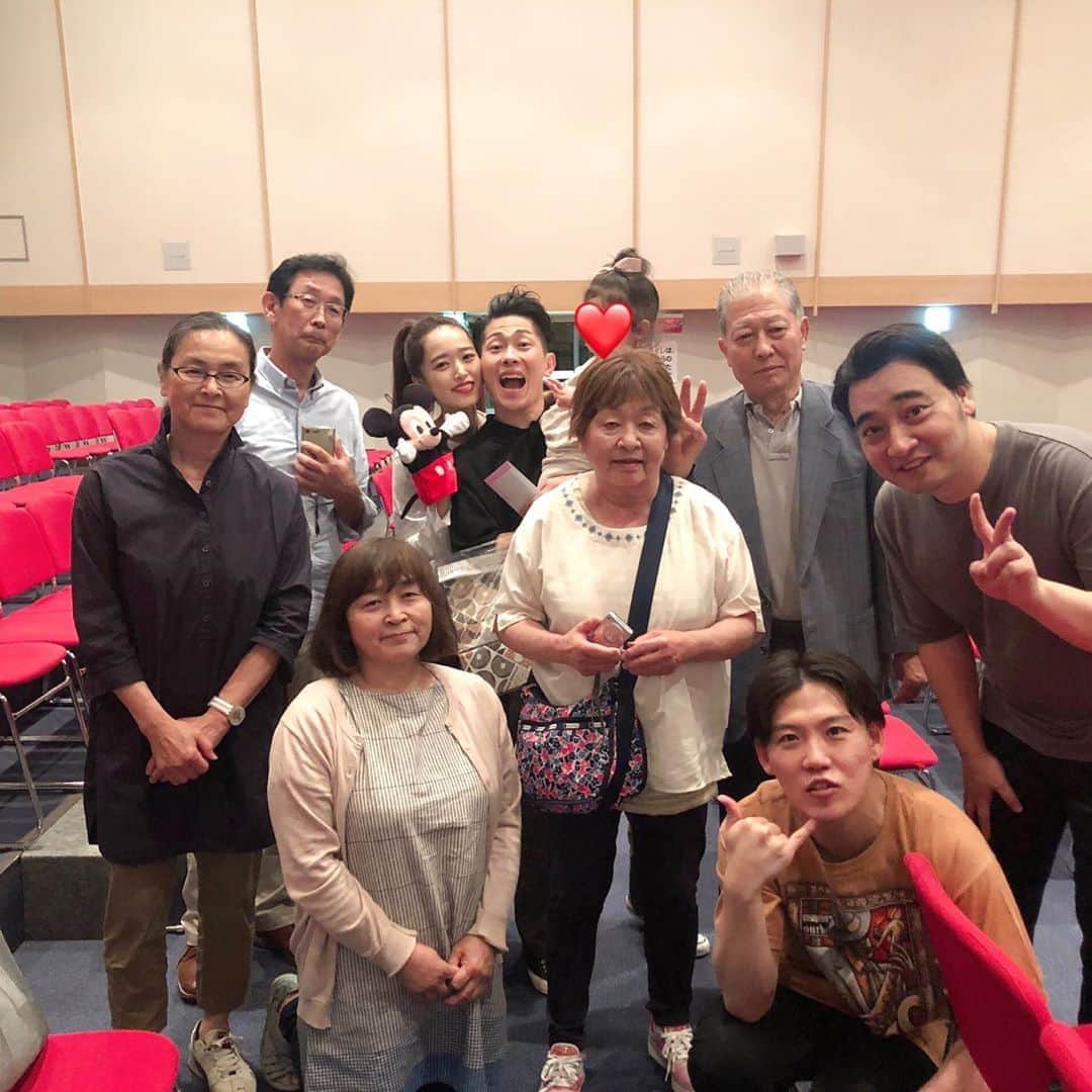 近藤千尋のインスタグラム：「ジャンポケのツアー初日へ📣💗 親戚一同で応援に行きました😊✨ 娘は目をキラキラさせながら 舞台を見ていました👧  沢山笑った1日でした❤️ 初日お疲れ様😊💯 味仙美味しかった🤤🤤🤤🤤 #ジャングルポケット #バレット」