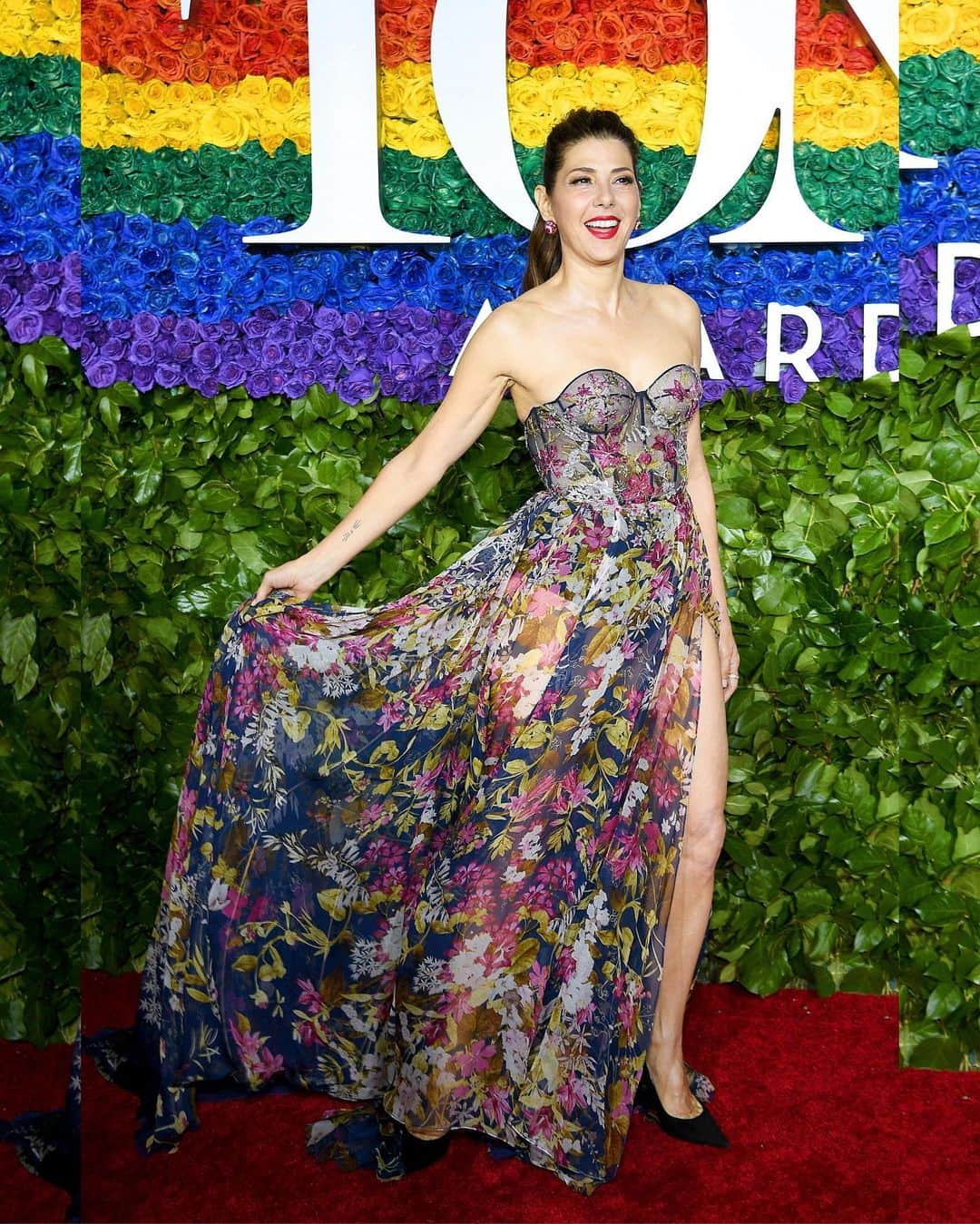 Just Jaredさんのインスタグラム写真 - (Just JaredInstagram)「@marisatomei shows off some leg at @thetonyawards 🦵🏼 #MarisaTomei #TonyAwards #TheTonyAwards」6月10日 8時38分 - justjared