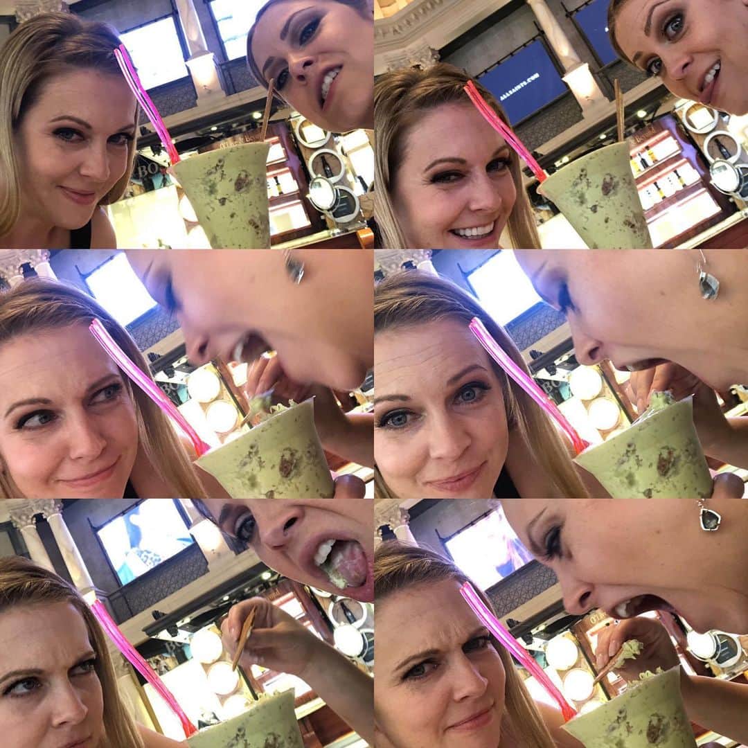 メリッサ・ジョーン・ハートさんのインスタグラム写真 - (メリッサ・ジョーン・ハートInstagram)「When you just want to take a nice selfie with your sis & gelato but @emziculz keeps goofing around! 🤨🍨」6月10日 8時38分 - melissajoanhart