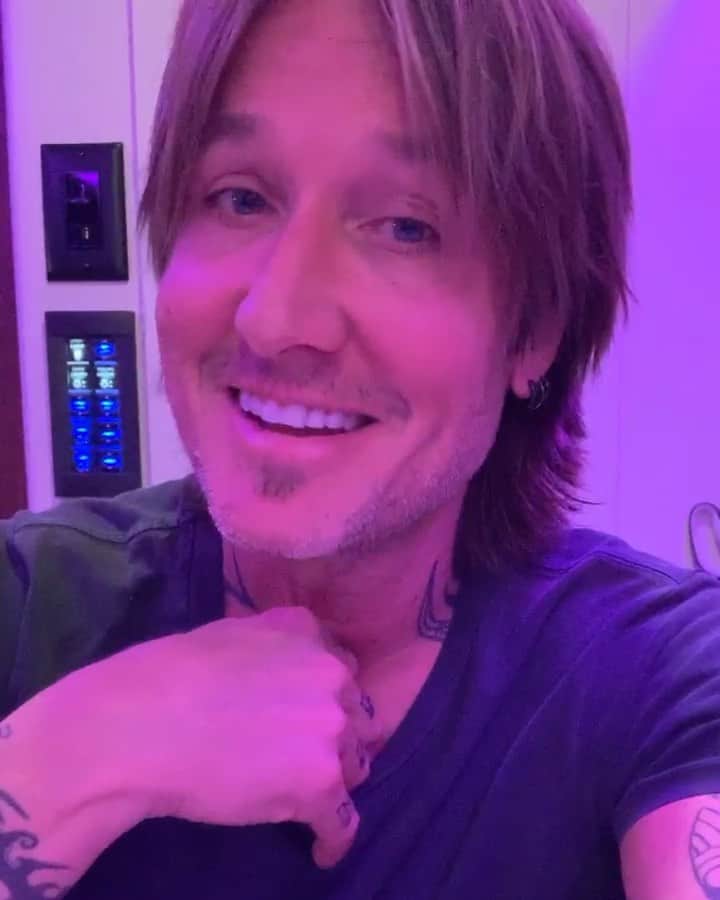 キース・アーバンのインスタグラム：「what a night -I get to play #CMAfest right after the premier of @biglittlelies season 2 on HBO at 9pm. (I’m telling you now- this season is sooooooooooo gooood !!!!) CONGRATS to all the BLL cast and crew ! so proud of you baby girl Xx!!! - KU」