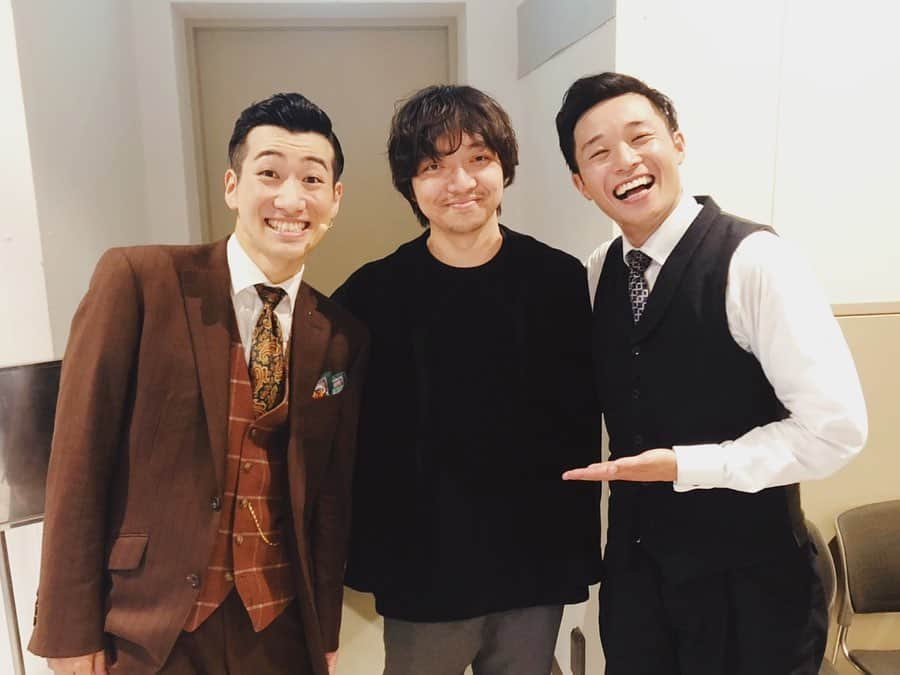 三浦大知さんのインスタグラム写真 - (三浦大知Instagram)「朗読劇とダンスを掛け合わせた新しいエンターテイメント シッキンのoguriとshojiの新舞台 「My friend jekyll」 観に行きました 読みoguri、ダンスshoji 読みshoji、ダンスoguri と入れ替わるとのことだったので2公演観たのですが、脚本演出は同じでも2人が入れ替わると全く違う舞台に変化していてとても面白かったです 何より新しいものに飛び込み、全てを楽しむ事に努力を惜しまない2人の姿に本当にパワーをもらいました 素晴らしかった！ 感動を有難う！！ #Myfriendjekyll #stkgz#oguri#shoji #瀬戸山さんの演出も #ミュージシャンの方の演奏も #素敵でした #挑戦し続けるっていうのはやっぱりいいですね #俺も #まだまだ #頑張ります #3枚目の写真はそれぞれのハイドを表現してみたのですが #oguriは企みがすごい #俺はただ睨んでるだけ #shojiはカッコつけ過ぎ #という結果に笑」6月10日 8時43分 - daichimiura824