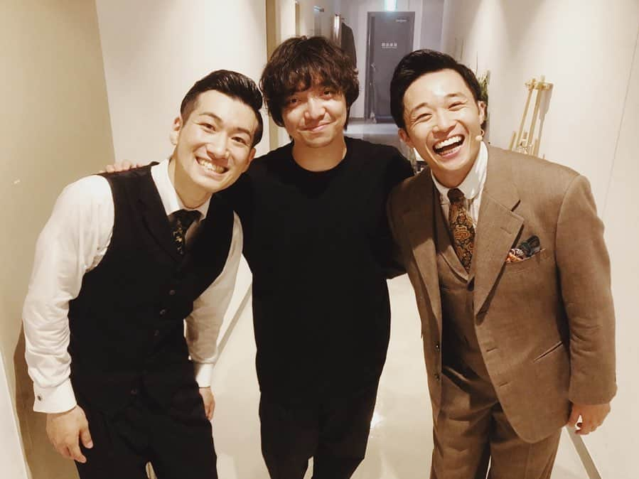 三浦大知さんのインスタグラム写真 - (三浦大知Instagram)「朗読劇とダンスを掛け合わせた新しいエンターテイメント シッキンのoguriとshojiの新舞台 「My friend jekyll」 観に行きました 読みoguri、ダンスshoji 読みshoji、ダンスoguri と入れ替わるとのことだったので2公演観たのですが、脚本演出は同じでも2人が入れ替わると全く違う舞台に変化していてとても面白かったです 何より新しいものに飛び込み、全てを楽しむ事に努力を惜しまない2人の姿に本当にパワーをもらいました 素晴らしかった！ 感動を有難う！！ #Myfriendjekyll #stkgz#oguri#shoji #瀬戸山さんの演出も #ミュージシャンの方の演奏も #素敵でした #挑戦し続けるっていうのはやっぱりいいですね #俺も #まだまだ #頑張ります #3枚目の写真はそれぞれのハイドを表現してみたのですが #oguriは企みがすごい #俺はただ睨んでるだけ #shojiはカッコつけ過ぎ #という結果に笑」6月10日 8時43分 - daichimiura824