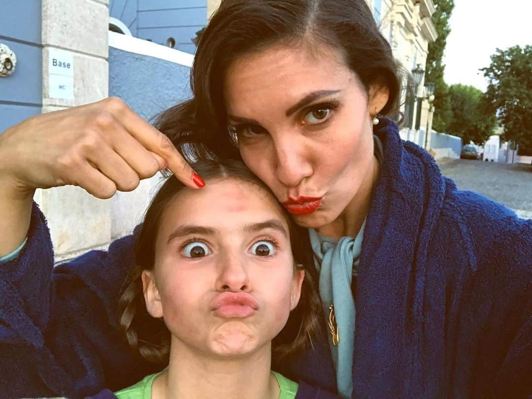 ダニエラ・ルーアさんのインスタグラム写真 - (ダニエラ・ルーアInstagram)「And that’s a wrap on this cutie patootie playing my daughter in @a_espia @matilde_serrao_oficial you rock! Soooo if you’re done filming does that mean I can kiss ya face with my red lipstick??? 💄💋 . E terminaram os dias de gravação desta fofa querida que faz de minha filha em #aespia #matildeserrão és a maior! Portaaanto, como acabaste de gravar já te posso dar beijocas na cara com batom vermelho??? 💄💋 . #kids #motheranddaughter #mariajoão #teresinha #24land #bts #portugal #palaciodequeluz #red #lips #baton #rouge #lipstick #cheeks」6月10日 8時46分 - danielaruah