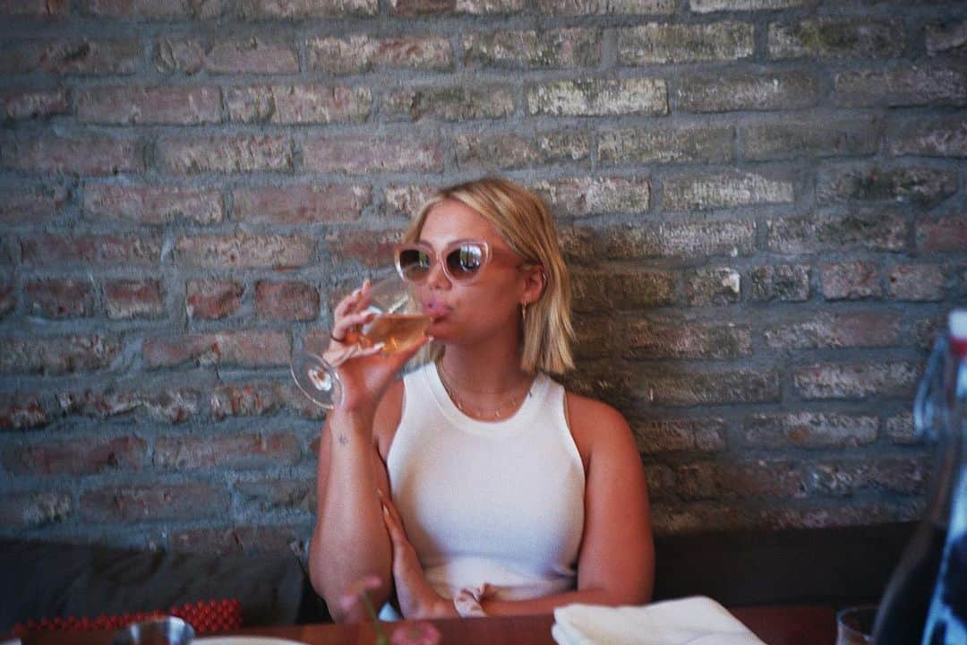 オリヴィア・ホルトさんのインスタグラム写真 - (オリヴィア・ホルトInstagram)「staying hydrated duh」6月10日 8時53分 - olivia_holt