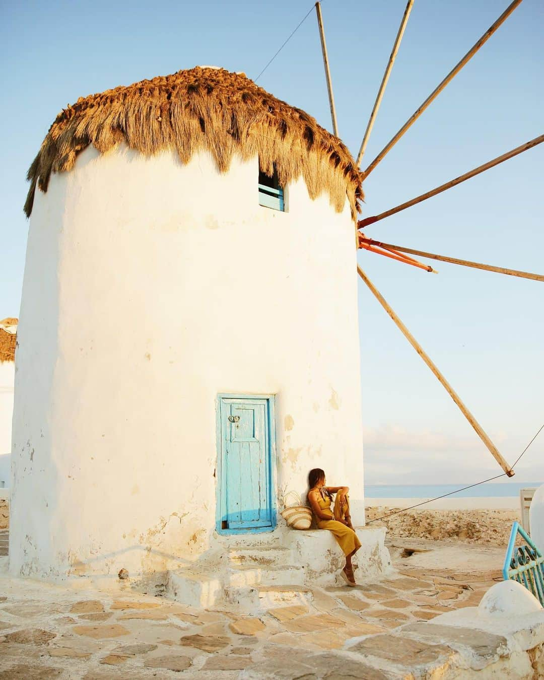 ジュリー・サリニャーナさんのインスタグラム写真 - (ジュリー・サリニャーナInstagram)「Mykonos postcard. 💙 • the jumpsuit and wedges are from @soludos」6月10日 8時53分 - sincerelyjules