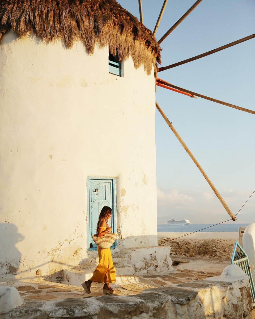 ジュリー・サリニャーナさんのインスタグラム写真 - (ジュリー・サリニャーナInstagram)「Mykonos postcard. 💙 • the jumpsuit and wedges are from @soludos」6月10日 8時53分 - sincerelyjules