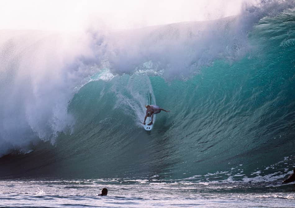 ローラ・エンバーさんのインスタグラム写真 - (ローラ・エンバーInstagram)「What a good week of waves & time spent in the ocean !!! Massive thanks to the whole @UNDONEFILM team & @scottdennisakawhip - You guys rule 🙏🏻 now to catch up on some sleep!  pics @glasshousephotography (more behind the scenes coming to @undonefilm page soon) #worldoceanday @billabongwomens」6月10日 8時57分 - lauraenever