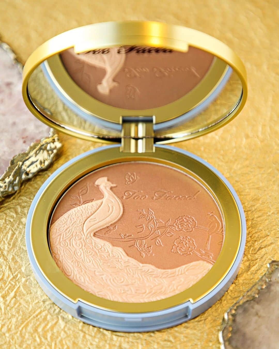Too Facedさんのインスタグラム写真 - (Too FacedInstagram)「Customize your Summer ✨GLOW✨ with the dual shades of our rich, coconut-scented Natural Lust Bronzer! The oversized pan makes it easy to use all over your face and body. 🤩 #tfnaturallust #toofaced」6月10日 9時00分 - toofaced