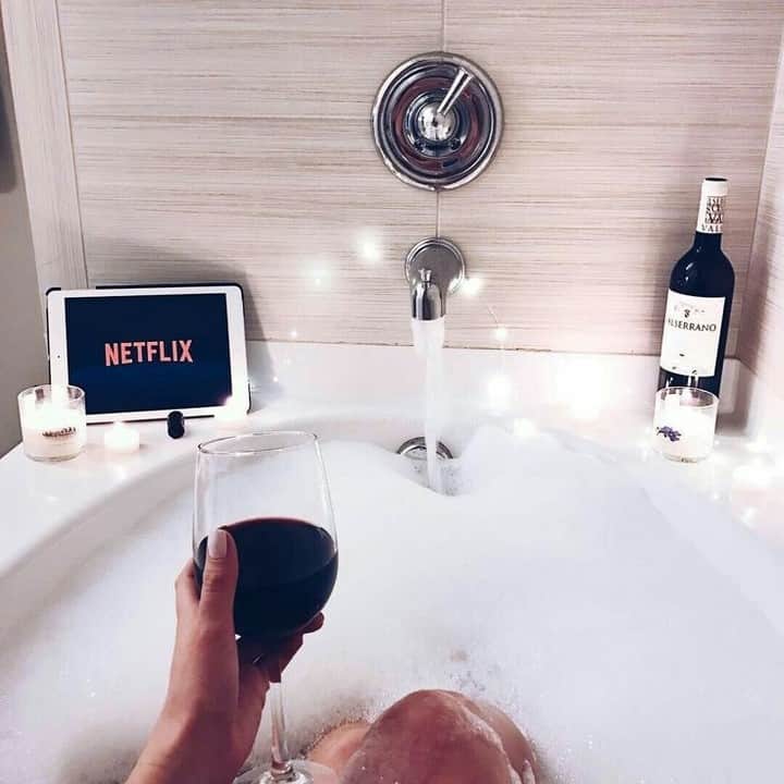 チェイサーのインスタグラム：「this helps with the Sunday scaries🍷🛁 #chaserbrand #viapinterest」