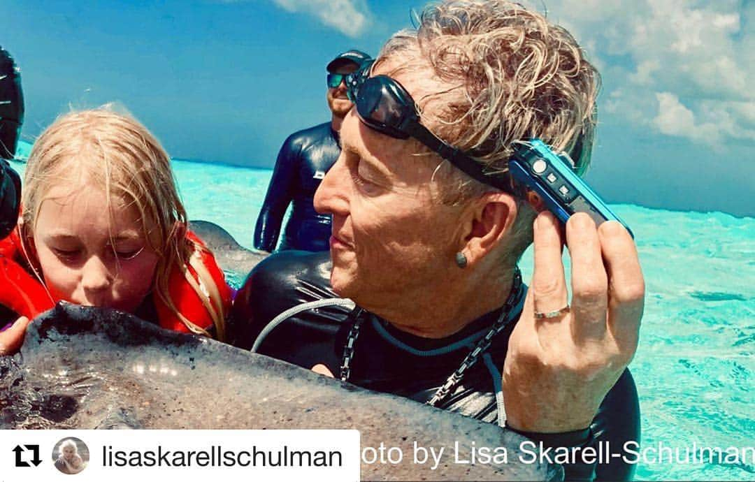 マーク・シュルマンさんのインスタグラム写真 - (マーク・シュルマンInstagram)「#Repost @lisaskarellschulman Zade kissing a stingray in the open sea =7 years of good luck! Cayman Islands with @markyplanet」6月10日 9時02分 - markyplanet