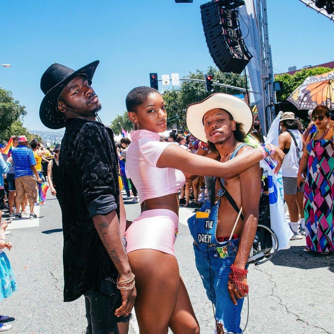 Vogueさんのインスタグラム写真 - (VogueInstagram)「Thousands celebrated #Pride in Los Angeles today and @hunterabrams was on the ground to capture the moments of revelry and solidarity from the festivities. Tap the link in bio for more. Photographed by @hunterabrams」6月10日 9時16分 - voguemagazine