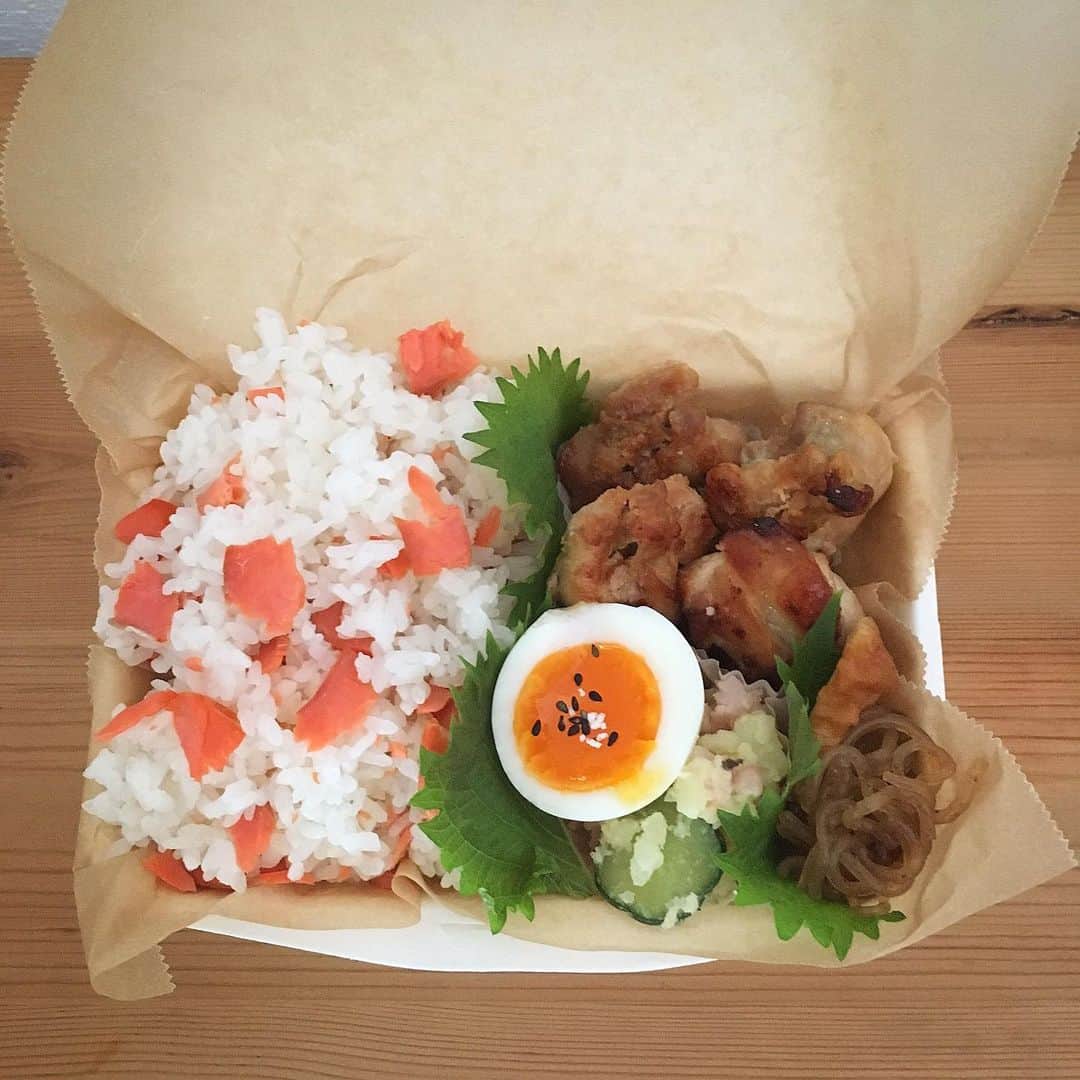 ecruのインスタグラム：「2019/06/10 (mon) 冷蔵庫にあるものでなんとか完成したお弁当。 高校生の時より１時間早くお弁当を仕上げないといけない月曜の朝は慌ただしいのですが、毎日作らないといけないわけではないので、ゆる〜い感じでお弁当作りを楽しんでいます😊 ・ 焼き鮭の混ぜご飯 鶏肉の味噌漬け焼き ポテトサラダ ゆで卵 ちくわと糸こんにゃくの煮物 ・ #gonben #お弁当 #obento #bento #lunch #lunchbox #food #foodpic #foodphoto #ごん弁当 #instafood #instagood #yummy #love #japan #japanesefood #大学生弁当 #thankyou #onthetable #日々 #暮らし #お弁当記録 #ランチボックス  #使い捨て弁当箱」