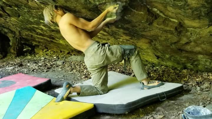 のインスタグラム：「I managed to do the first ascent of Phoenix sit project and named it “Karasu V12”. After not have being able to do it two weeks ago, I’m happy that I felt better during this trip to the Glen! I’m so happy!!!! カナダのGlenというエリアで初登することができました！Phoenixという課題のシットスタートで、課題名は「Karasu」V12です。 2週間前に行った時はPhoenix自体が出来なくて敗退しました。今回はニーパットを手に入れて再トライ。驚くほどニーバーが効いてビックリした‼︎ 他にもプロジェクトがあるようなので、いろいろトライしたいと思う！ @rollfilm_suck @eyecandyworks @scarpaspa @joerockheads @ontariorockclimbing #traininsideclimboutside #bouldering #climbing #ぼるだりんぐ #ボルダリング #クライミング #外岩 #トロント #トロント留学」