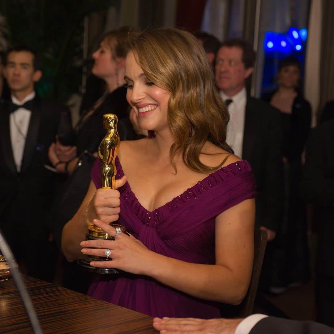 アカデミー賞さんのインスタグラム写真 - (アカデミー賞Instagram)「Natalie Portman takes a moment with her Oscar before presenting it to be engraved after the 83rd Oscars. Portman won for her performance in "Black Swan."」6月10日 9時16分 - theacademy