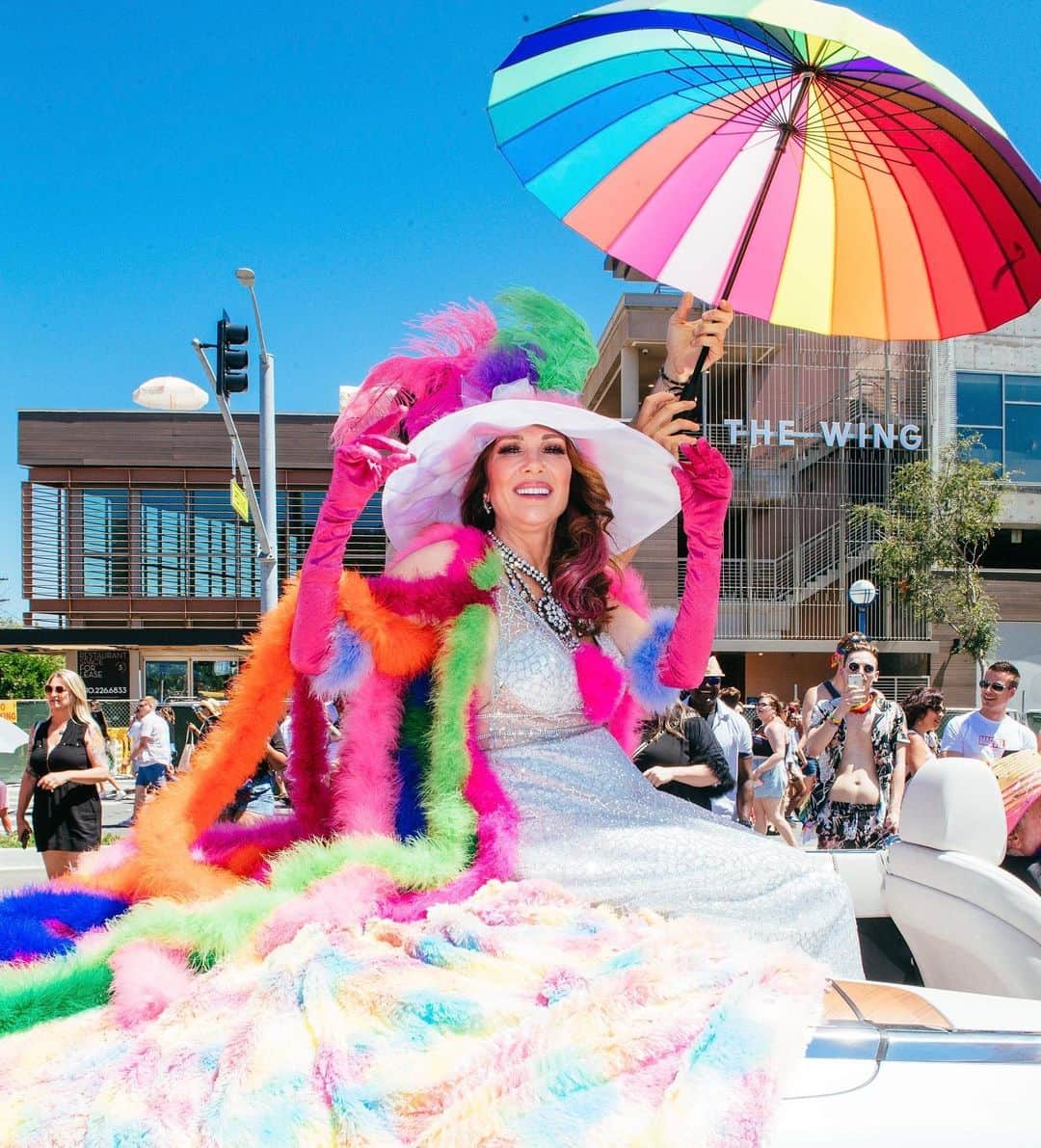 Vogueさんのインスタグラム写真 - (VogueInstagram)「Pride celebrations around the country this weekend were reflective and joyful. Here, @lisavanderpump shows her support for the LGBTQ community by celebrating #Pride in Los Angeles. Tap the link in bio for more. Photographed by @hunterabrams.」6月10日 9時38分 - voguemagazine