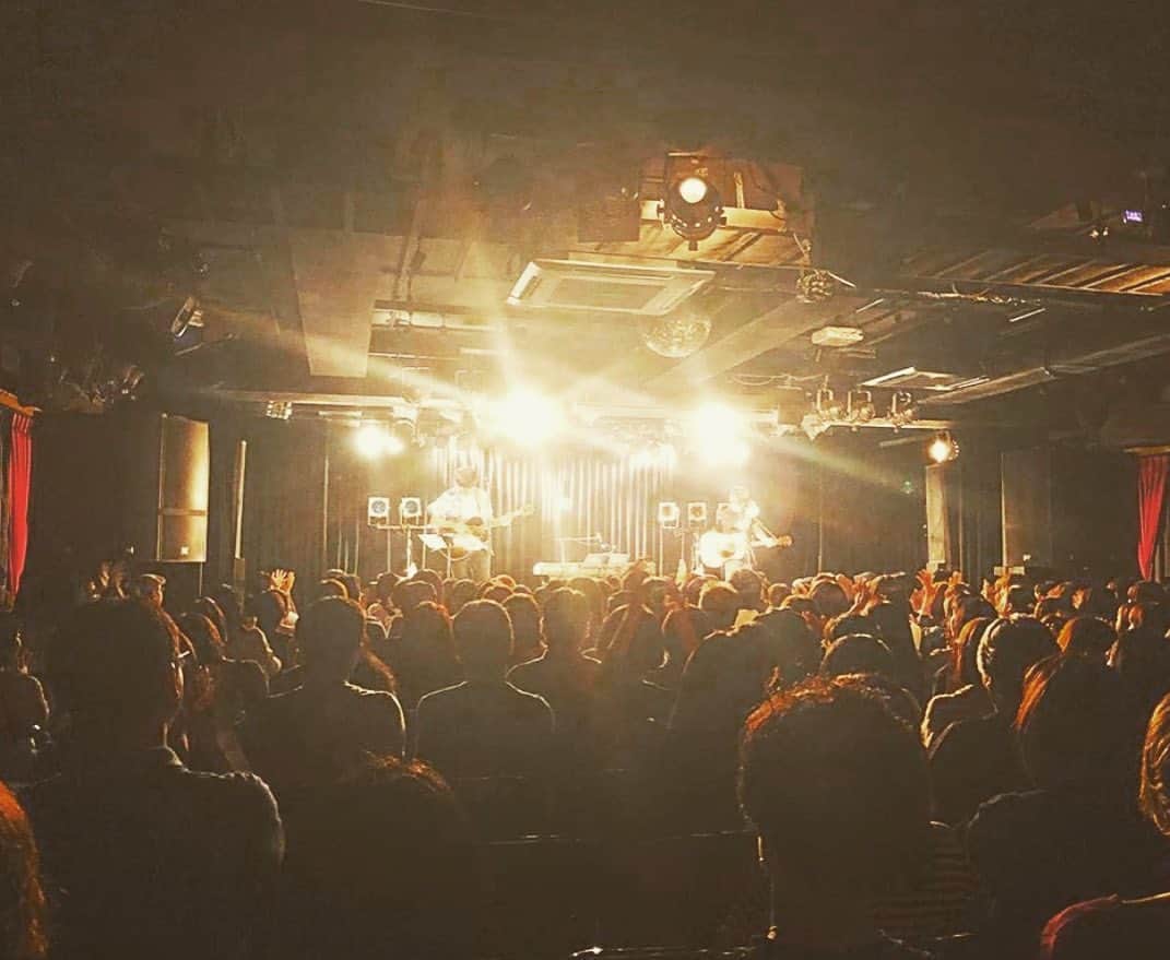 のインスタグラム：「新時代ツアー@大阪﻿ ﻿ 出番前に浜端君が「ここはある意味神戸より凄いですよ」と耳打ち。﻿ その通り、ここは浜端君のシマでした（笑）。﻿ 彼も水を得た魚状態！﻿ ﻿ 初めてに近い3日連チャンも無事に終え、ホッとしています。﻿ ﻿ 来て頂いた皆さん、どうもありがとうございました。﻿ ﻿ 今週末から東北シリーズ！﻿ 是非お待ちしています。﻿ ﻿ ﻿﻿ #浜端ヨウヘイ & #寺岡呼人 ﻿﻿﻿ ツアー2019～新時代～﻿﻿﻿ ﻿﻿﻿ チケットは↓から﻿ https://t.co/GHQDQNKuNw﻿ ﻿ ﻿﻿﻿﻿﻿ ■スケジュール﻿﻿﻿﻿﻿ ﻿﻿﻿﻿ ﻿﻿﻿﻿﻿﻿﻿﻿﻿﻿﻿﻿﻿﻿﻿﻿ 2019年6月15日（土） 福島　CLUB EX﻿﻿﻿﻿﻿ OPEN 16:30 START 17:00　info. 024-533-4166﻿﻿﻿﻿﻿ ﻿﻿﻿﻿﻿ 2019年6月16日 （日） 仙台　enn2nd﻿﻿﻿﻿﻿ OPEN 16:30 START 17:00　info. 022-212-2678﻿﻿﻿﻿﻿ ﻿﻿﻿﻿﻿ 2019年6月18日 （火） 渋谷　eplus LIVING ROOM CAFE&DINING﻿﻿﻿﻿﻿ OPEN 18:30 START 19:00　info. 03-6452-5424﻿﻿﻿﻿﻿ ﻿﻿﻿﻿﻿ ﻿﻿﻿﻿﻿ ■チケット﻿﻿﻿﻿﻿ 前売¥5,000　当日¥5,500 （税込・ドリンク代別）﻿﻿﻿﻿﻿ ﻿﻿﻿﻿﻿ 【一般発売】 ﻿﻿﻿﻿ 受付URL 　http://eplus.jp/yohito/﻿﻿﻿﻿ ※先着受付、規定枚数になり次第終了！﻿﻿﻿﻿ ﻿﻿﻿ ﻿﻿ ﻿﻿﻿﻿ #寺岡呼人 ﻿﻿﻿﻿ #浜端ヨウヘイ﻿﻿﻿﻿ #新時代﻿」