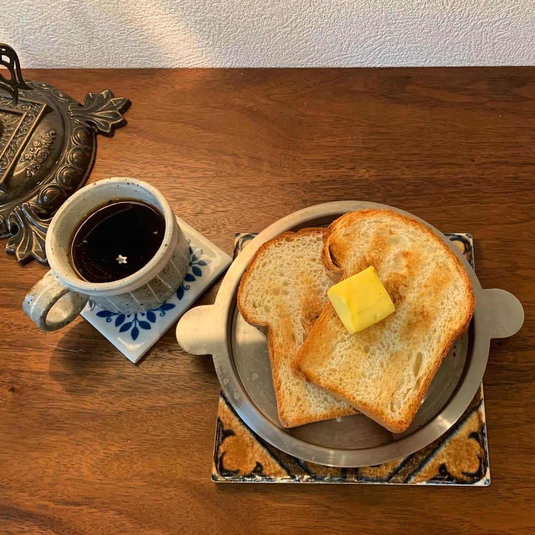 YU-U（工藤由布）さんのインスタグラム写真 - (YU-U（工藤由布）Instagram)「撮影前に腹ごしらえ🍞 りえからもらった @mitsuboshi_bread のあおパン🍞 美味しい食パンはシンプルでも最高🙌🏻 ライトつけて写真とったらコーヒーの中に星☆できた😳👍🏻なんかいいことありそう⭐️ ・・・ #三ツ星製パン #三ッ星製パン #あおパン」6月10日 9時47分 - nyan22u22nyan