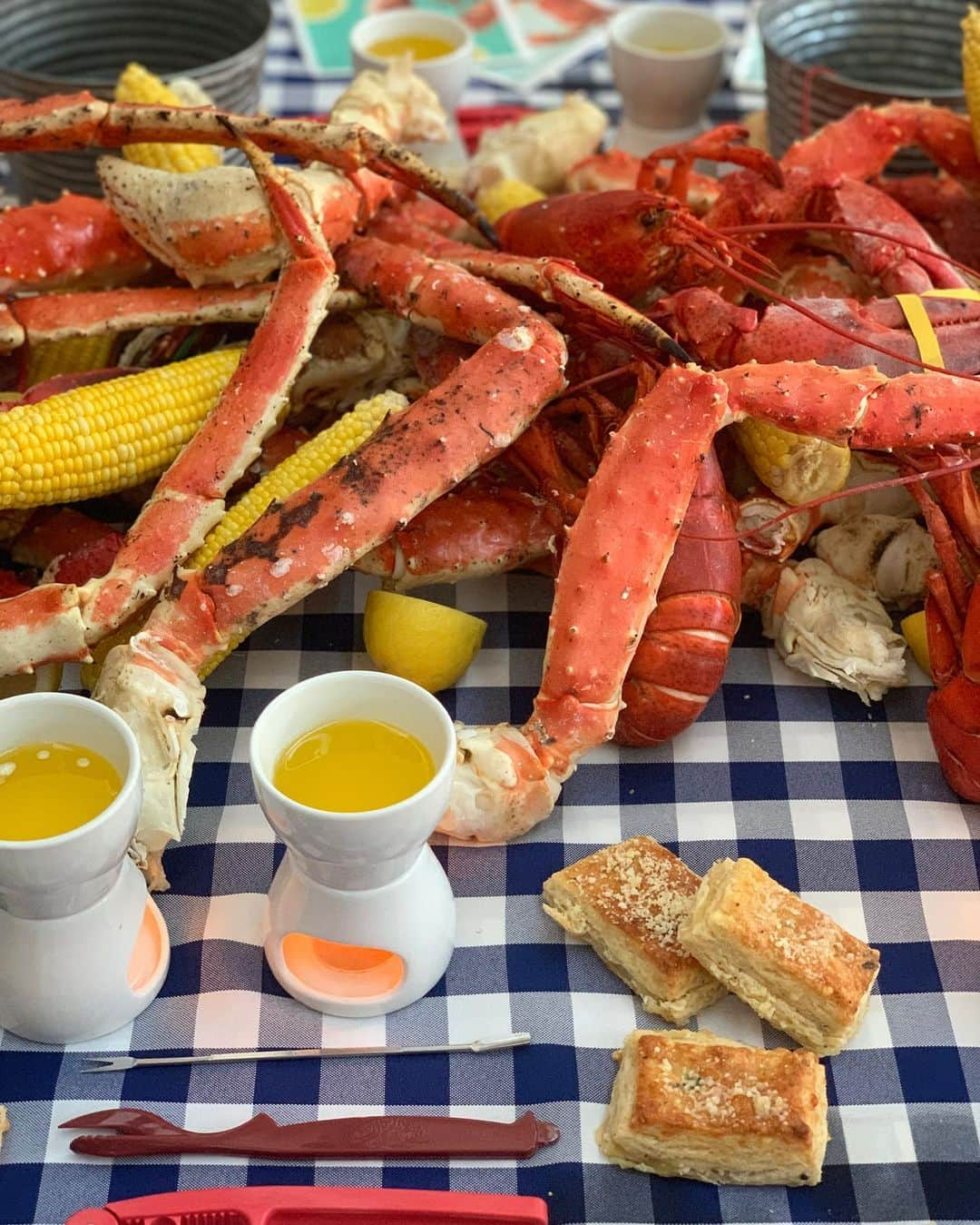 DOMINIQUE ANSEL BAKERYさんのインスタグラム写真 - (DOMINIQUE ANSEL BAKERYInstagram)「Finally made it to the annual  @irenewongi crab and lobster bash - with mounds of lobster, Alaskan king crab legs, corn, biscuits, melted butter, and Irene (the most wonderful host). Saving room for cherry slab pie.」6月10日 9時58分 - dominiqueansel