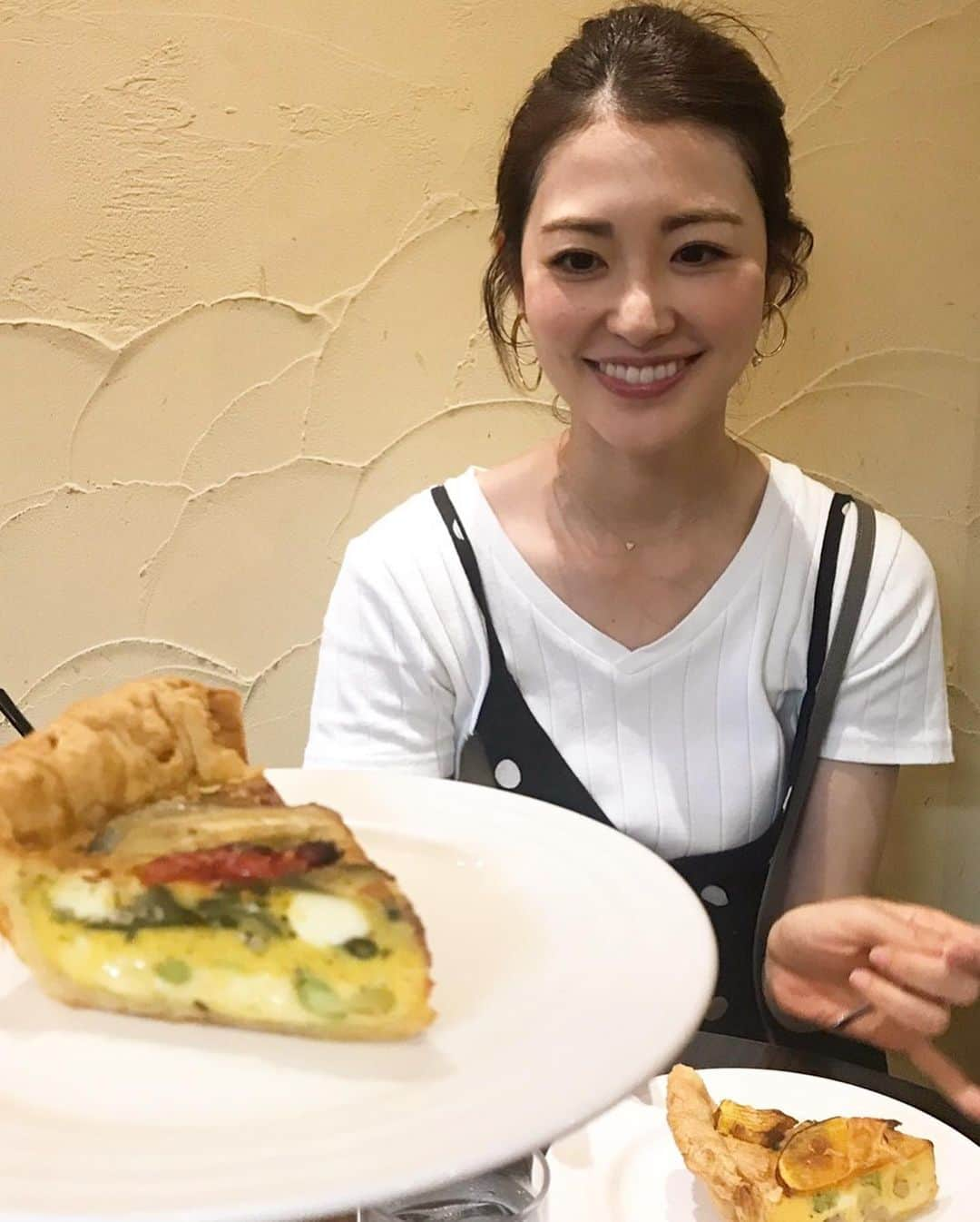 仲嶺梨子さんのインスタグラム写真 - (仲嶺梨子Instagram)「. 自由が丘にある Bons Momentsというパイ専門店🥧 隠れ家カフェでとーっても美味しいパイ屋さん。 6月下旬で閉店らしく、残念すぎる😣😣 ラストスパート通おうと思います🙄✨ お近くの方は是非♡ . #カフェ#隠れ家#パイ専門店#bomsmoments#アップルパイ#キッシュ#自由が丘#私の小指どーなってるの？笑」6月10日 9時54分 - rikonakamine