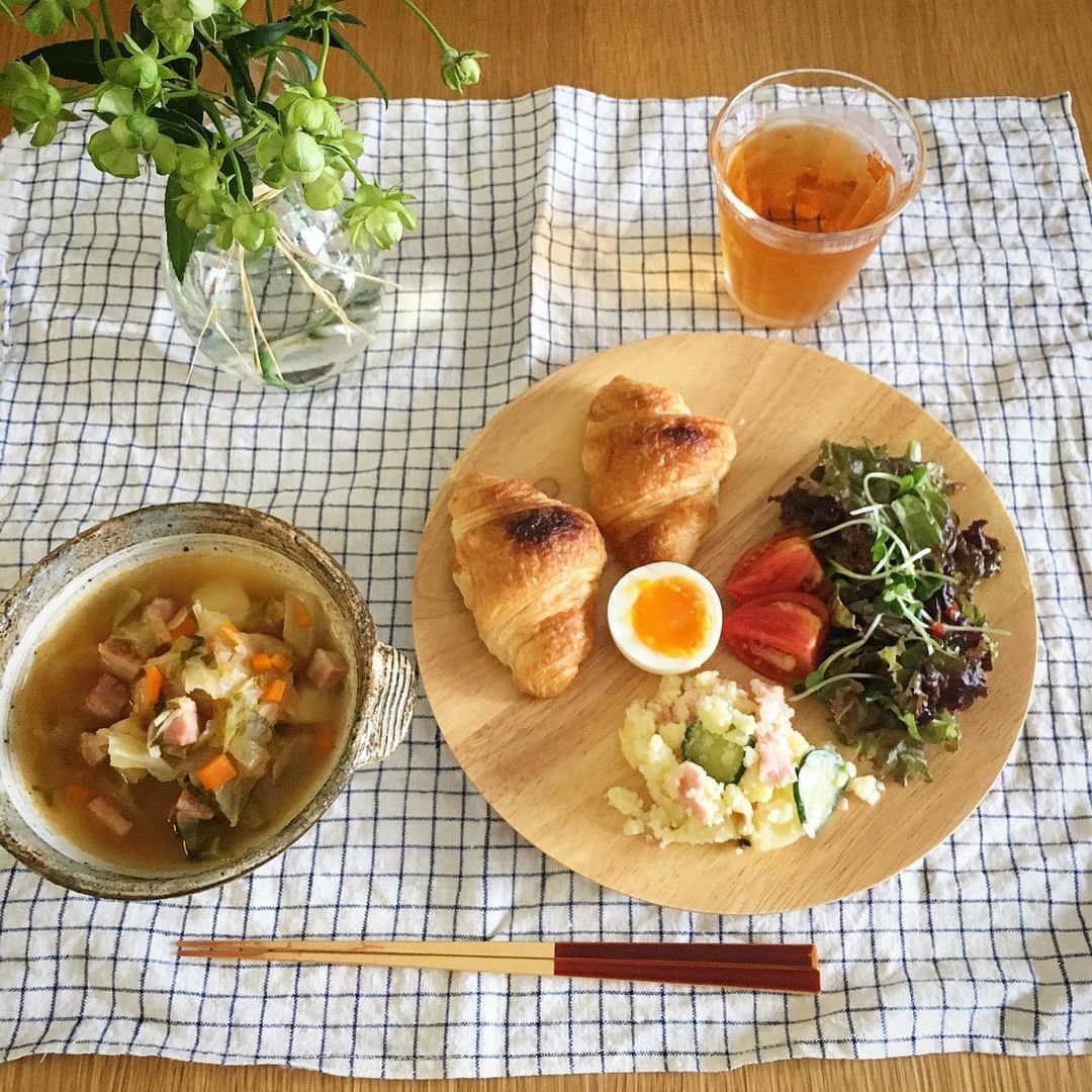 ecruのインスタグラム：「2019/06/10 (2) 家族を見送って、ゆっくり朝ごはん♪ 毎週楽しみなドラマ、「きのう何食べた？」より、ミネストローネを作りました。 セロリをたっぷり入れて、美味しかった〜♪ ・ 私、生のトマトは好んで食べないのですが、JAのお店で売っている「節水トマト」が、昔のトマトのように甘くて美味しくて、すっかりハマっています♪ この夏は、たくさん食べよう🍅 ・ #gon_food #朝ごはん  #food #foodpic #foodphoto  #朝食  #instafood #instagood #yummy #love #breakfast #thankyou #onthetable #日々 #暮らし  #lunch  #うつわ #トマト #きのう何食べた #ミネストローネ #花のある暮らし」