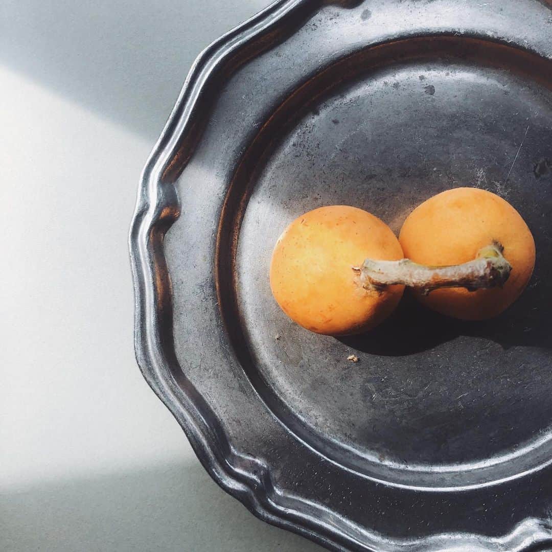 のインスタグラム：「. 小さい頃 家の前になってた枇杷を よく食べた。 記憶。 . 3つ食べようとしても 2つで剥くのが面倒になる 食べ物。 枇杷。 . だから 今朝は 2つにした。 . . #枇杷 #びわ」