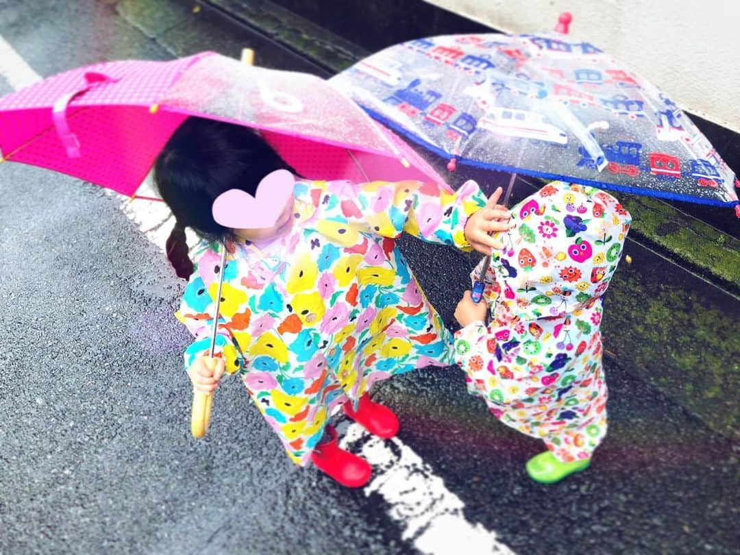 三倉佳奈さんのインスタグラム写真 - (三倉佳奈Instagram)「本格的に梅雨入りですね！☂️ カッパと傘で嬉しそうに歩き出した息子 「もうつかれたー」とあっという間に立ち止まり、お姉ちゃんに励まされる。笑 梅雨はまだ長いぞーー ガンバレ息子🙌🏻 . . #rainyday #カラフル雨具 #今週も素敵な1週間にしましょう☺︎ #🌈」6月10日 10時08分 - kana_mikura0223