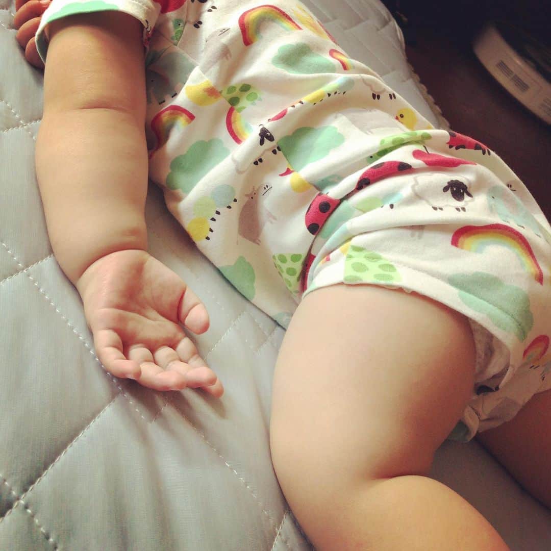加藤千恵のインスタグラム：「オムチラ写真。最近寝てるときの寝返りが半端なくて、ベッドはもうあきらめた。布団から床にはみ出して、泣いて起きたりしている。」