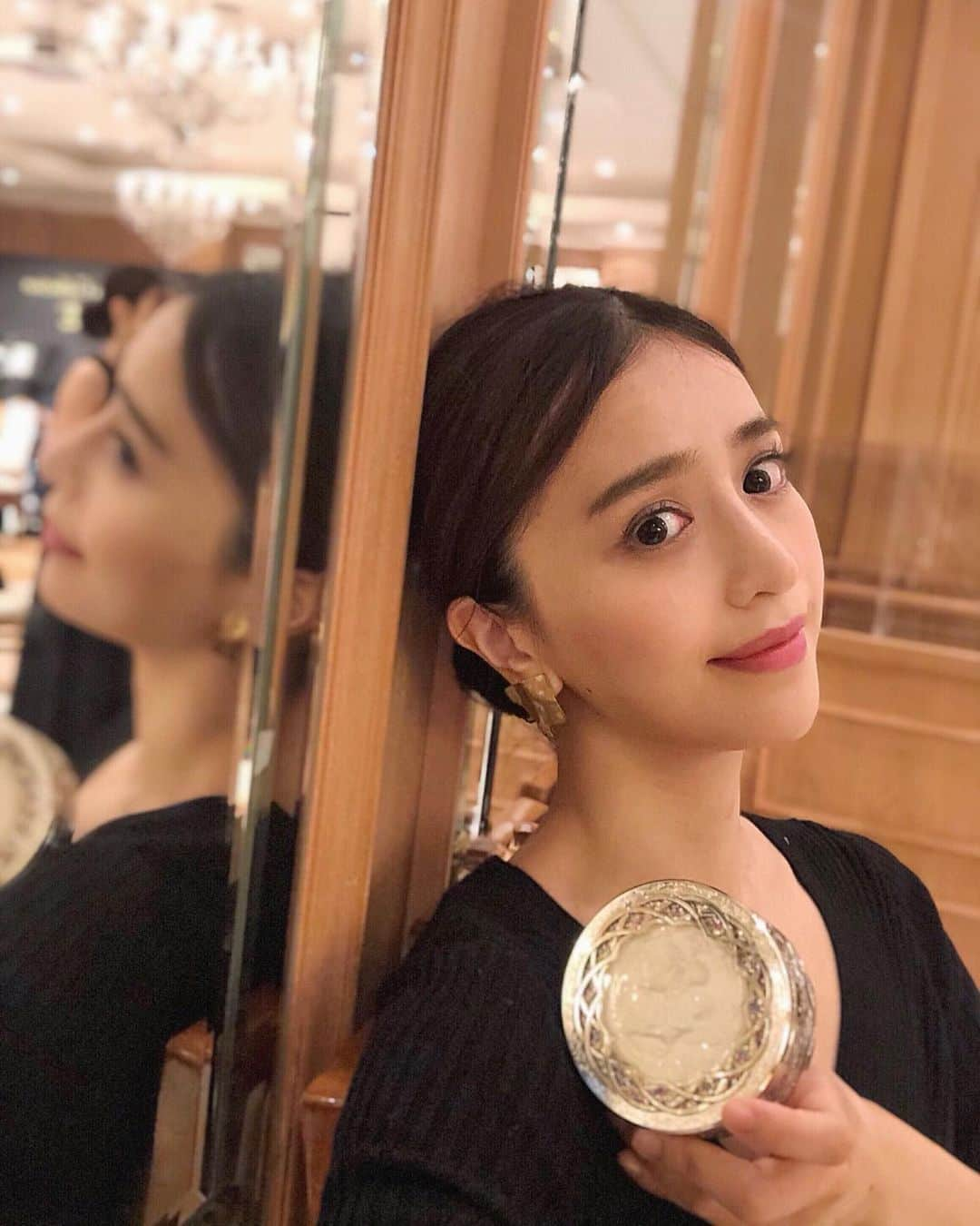 丸山悠美さんのインスタグラム写真 - (丸山悠美Instagram)「誕生30周年の #ミラコレ ✨  カネボウさんにご招待いただき “ミラノコレクションサローネ2020” に伺いました！ . 私も普段愛用しているミラノコレクション。 フェースアップパウダーのきめ細かさと仕上がりのツヤと透明感で、一度使ったらやめられなくなるんです！ あとは、持ちが素晴らしくて魅力的♡ . 名画のような肌になれるミラコレ2020は ✔改良されてさらにきめ細かさや化粧もちがアップ ✔キラキラとプレミアム感溢れるゴージャスなデザイン ✔希少な天然由来のプレミアムローズの香り . と、30周年を記念した特別なお品でしたよ🌹 .  フリーアナウンサー#宇垣美里 さんのトークショーや#KUBOKI さんによるミラコレ使用テクも参考になり楽しかった😊 . .  #ミラコレ2020 #ミラノコレクション #フェースパウダー #自分史上最高ミラコレ #ミラコレ30周年 #pr #ミラノコレクション2020  #ミラノコレクションサローネ2020  #ミラコレクター #名画のような肌 #美容 #makeup #cosmetics #MilanoCollection #ootd #メイク #新作コスメ #ベースメイク」6月10日 10時02分 - maruyumi