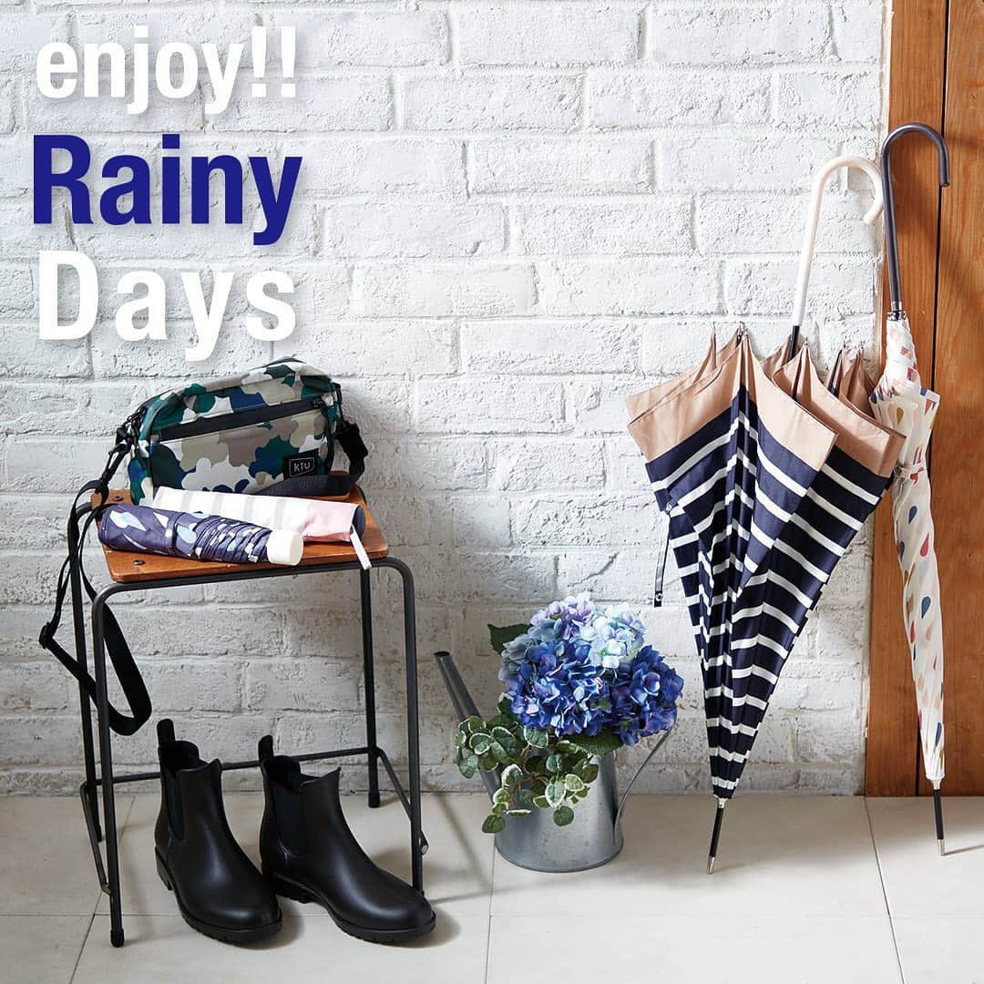 ワンズテラスさんのインスタグラム写真 - (ワンズテラスInstagram)「撥水加工のバッグやお気に入りの傘があれば、雨の日のお出かけも快適に♪  詳しくはプロフィールにあるブランドサイトをを覧ください @onesterrace  #enjoysunnydays #readytosummer #enjoyrainydays #夏の準備 #お出かけ #お散歩 #バッグ #サンダル #傘 #折りたたみ傘 #晴雨兼用 #大人コーデ #雨の日コーデ #UV対策 #初夏 #初夏のファッション #夏気分 #雨 #梅雨 #レインブーツ #ストライプ #ネイビーカラー #ネイビー #ベージュ #雑貨 #onesterrace #ワンズテラス」6月10日 10時05分 - onesterrace