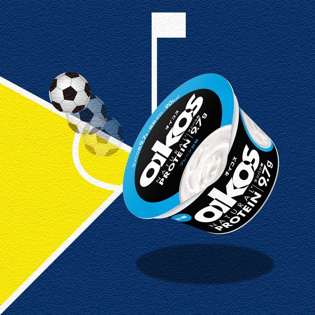 オイコスのインスタグラム：「OIKOS meets sports❗ #02 Soccer . 朝昼晩で、ハットトリック⚽ . 高タンパク質・脂肪ゼロの新しいオイコスは、スポーツする人にオススメ👍24時間、あなたの健康習慣をサポートします😁 . illustration by @_oryel_ . #オイコス #ジブン追い越す #oikos #ヨーグルト #ギリシャヨーグルト #protein  #プロテイン #タンパク質 #高タンパク  #sports  #スポーツ  #fitness #フィットネス #gym #ジム #exercise #エクササイズ  #soccer #サッカー」