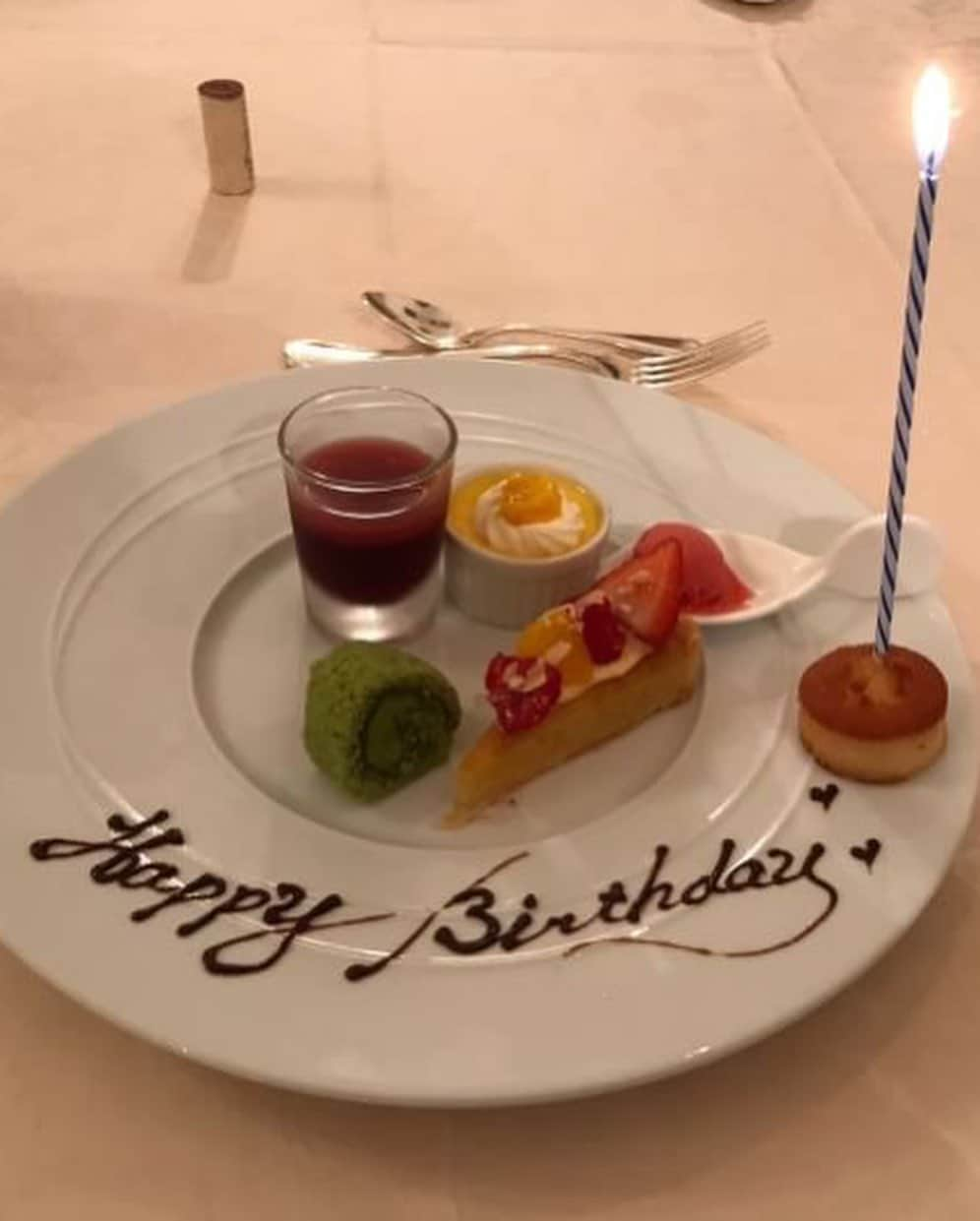 駒田奈美さんのインスタグラム写真 - (駒田奈美Instagram)「・ ・ ・ 週末は子供達のお誕生日のお祝いでした✨ 長男が18歳、次男が14歳 ・ ・ 10日違いのお誕生日なので 毎年一緒にお祝いをしています ・ 今年は子供達がお宮参りの時からお世話になっているレストランへ ・ 実は…私が学生の頃アルバイトしていたお店(主人も 笑) ・ お世話になって28年くらいかしら… ・ ・ 美味しいお料理とワイン そして子供達… ・ シアワセな時間ですね♡ ・ ・ 改めて お誕生日おめでとう✨ ・ ・ ・ #駒田奈美#オスカープロモーション#モデル#アラフォー#お誕生日#お祝い#子供達#レストラン#カステッロ#イタリアン#ワイン#tamberbey #カルフォルニア#ピノノワール#」6月10日 10時10分 - nami.komada