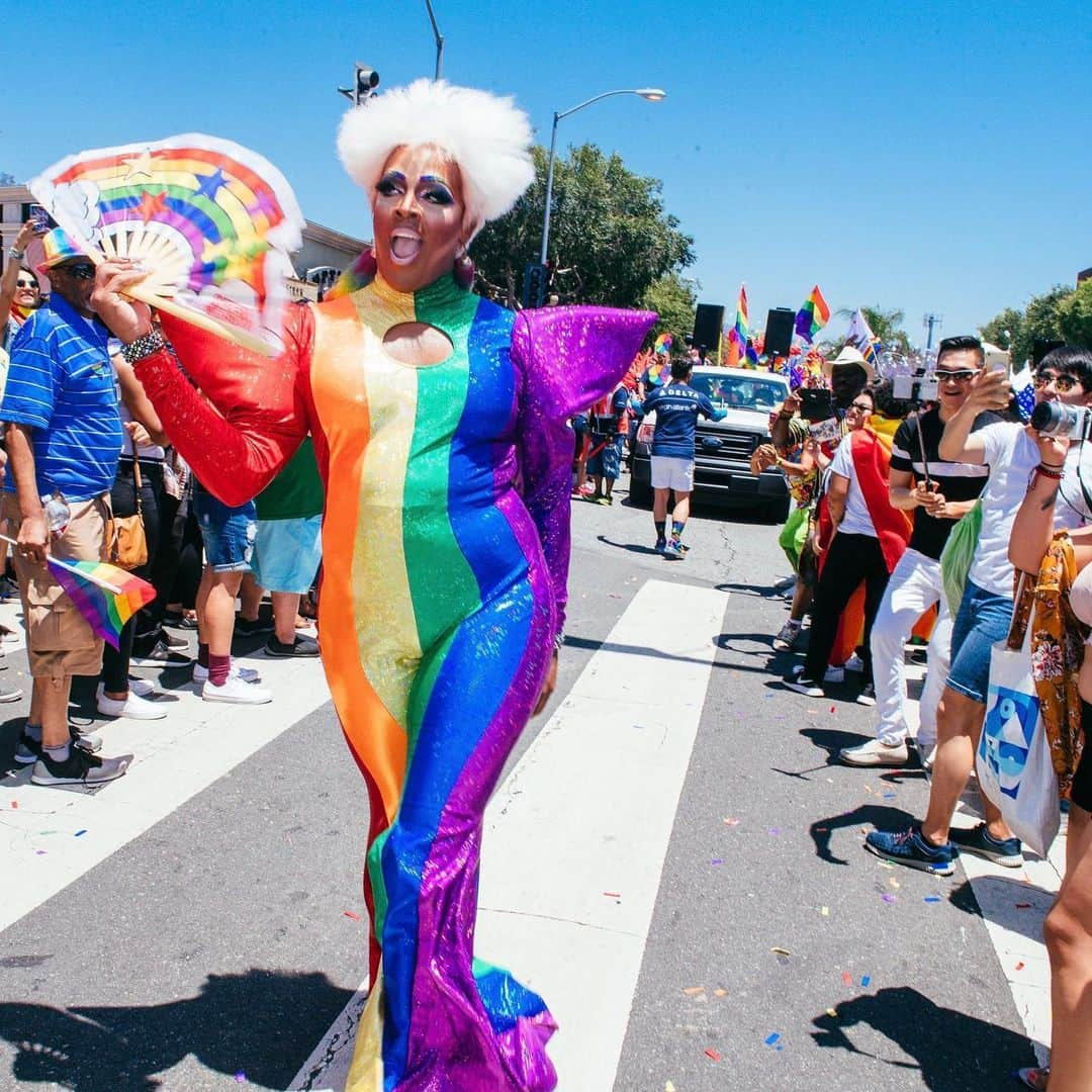 Vogue Runwayさんのインスタグラム写真 - (Vogue RunwayInstagram)「#Pride celebrations around the country today were as reflective as they were joyful, and Los Angeles was no exception. Photographed by @hunterabrams」6月10日 10時12分 - voguerunway