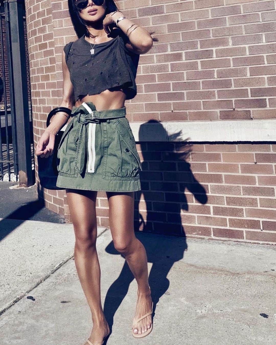 マリッサ・ウェッブのインスタグラム：「Did I ever mention, I have a thing for military green?  @marissawebbnyc HANNAH skirt out next week ..................................................................... #mwstyled #everydayanywhere #mweverydayanywhere #marissawebb #ootd #wiw #wtw #cargo #weekendvibes」