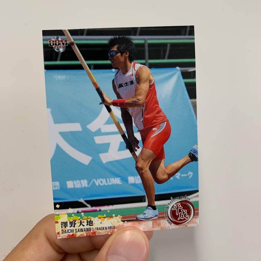 のインスタグラム：「トレーディングカードできた！ #polevault #平成 #澤野大地 #daichisawano #tradingcards #fujitsu #nike #meiji #savas」
