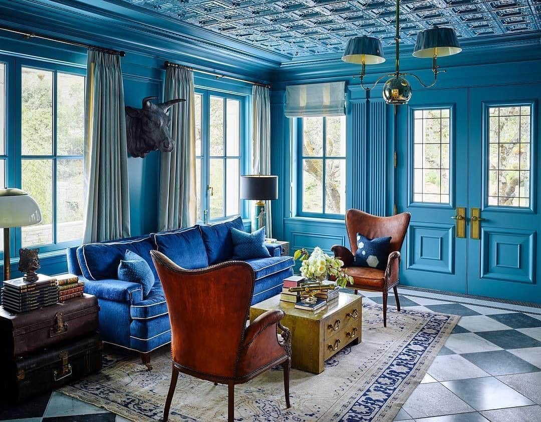 ELLE DECORさんのインスタグラム写真 - (ELLE DECORInstagram)「Inside the gorgeous blue entry of the Sonoma Valley lake house designed by @kenfulk with the architect @kenlinsteadtarchitects. 💙  The sofa is in a Perennials denim, the leather armchairs are from Sonoma Country Antiques, and the brass cocktail table and rug were purchased at the Brimfield Antique Show. The Roman shade and curtains are of a Cowtan & Tout stripe, and the room is painted in Farrow & Ball’s Chinese Blue. 📸: by @thefacinator from the ED archives.」6月10日 10時20分 - elledecor