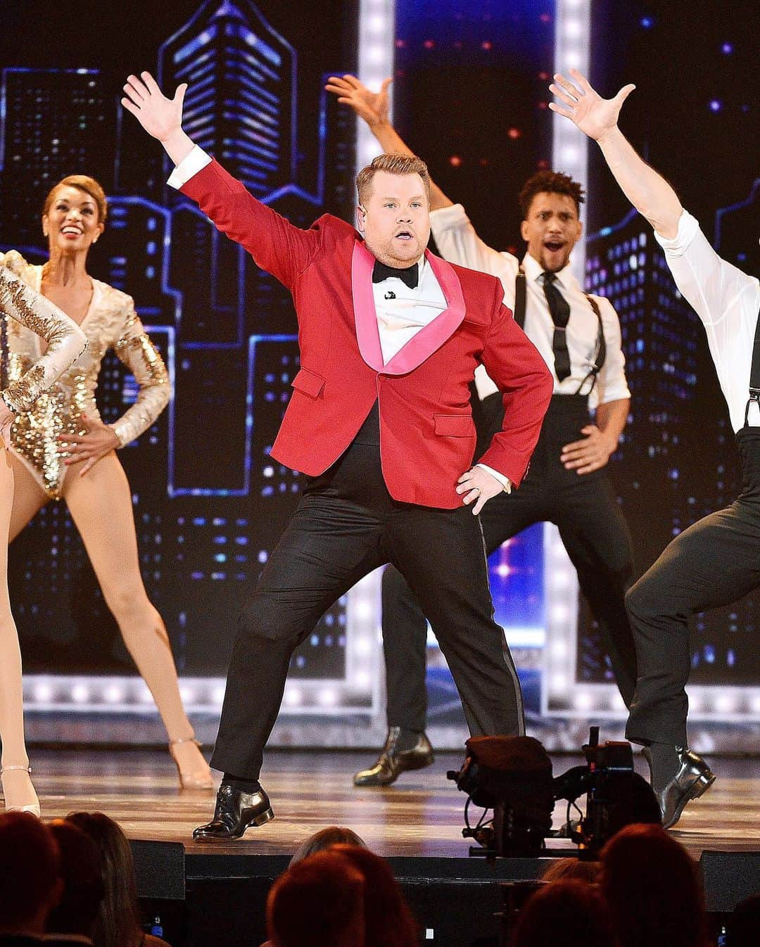 Just Jaredさんのインスタグラム写真 - (Just JaredInstagram)「@j_corden is joined by Broadway’s best while performing the opening number at the Tony Awards! #JamesCorden #TonyAwards Photos: Getty」6月10日 10時33分 - justjared