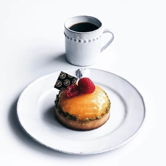 Sheraton Yokohamaさんのインスタグラム写真 - (Sheraton YokohamaInstagram)「ゆったりとした朝に #ドーレ のケーキはいかがですか？☕️ photo by @kota_choge_roji ・ タルト・マンゴー Tarte Mango. ・ これもなかなか美味いし見た目もキュートだ ・ #vscocam #sweets #petitgâteau #dessert #tarte #pâtisserie #pastry #pastryshop #dorer #シェラトン #coffeebreak #coffeetime #coffee #teracoffee #おやつ #タルト #astierdevillatte #器 #tableware #横浜ベイシェラトン」6月10日 10時26分 - sheratonyokohama