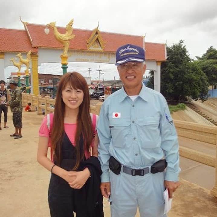 久保田夏菜さんのインスタグラム写真 - (久保田夏菜Instagram)「カンボジア師匠・高山良二さんが、 「奇跡体験！アンビリバボー」  6/13(木) 19:57 〜に出演です(^^)/ 高山さんは、カンボジアと私を引き合わせてくれた人でもあります。  ２４歳の時、高山さんの「地雷処理という仕事」という著書を読んで、高山さんの生き方に興味を持ったのが始まり。 ”どうして、この人は、自分ではない誰かのために人生を捧げることができるんだろう？わたしには、できない…”と。  そして、高山さんに 「その理由が知りたいなら、村に来たら？？ガハハ…（笑）」と言われたのです。  いつお会いしても、気さくなおじいさんで、 高山さんのモットーは「頑張るな！！！」 いつお会いしても、絶対にぶれない方で ”本質ははずしちゃいかんよ”と、必ず言われます。  とても優しく、とても強い方。  ぜひ、ご覧ください(^^)/ 番組内容 「2002年に定年を迎えた１人の日本人男性。彼はある思いを抱えていた。それは「カンボジアに行きたい」というものだった。男性は、2002年まで自衛官として勤務しており、カンボジアの悲惨な状況を目の当たりにしていた。１番の問題である地雷、不発弾は600万個あるとされ、それにより畑を耕すことができず人々は貧しい生活を余儀なくされた。男性は地雷、不発弾を処理する技術がありながらも、自衛官としての任務に含まれなかったことから人々を救うことができなかった。そんな葛藤を抱えながら退官したのち、わずか３日後にはカンボジアに旅立ったのである。しかし、数々の試練が男性を待ち受ける。 　国を変えようとした男性の激動の半生！それを支える妻！男性が下した決断が世界を変える！」 #カンボジア #愛媛 #高山良二」6月10日 10時29分 - kanakubota0805