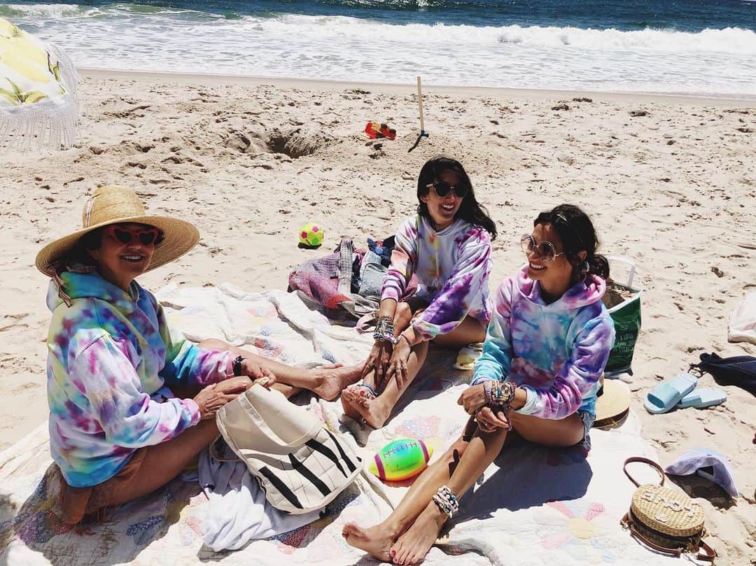 のインスタグラム：「ON SUNDAYS WE WEAR TIEDYE 🌈 #dannijogirls #tiedye」