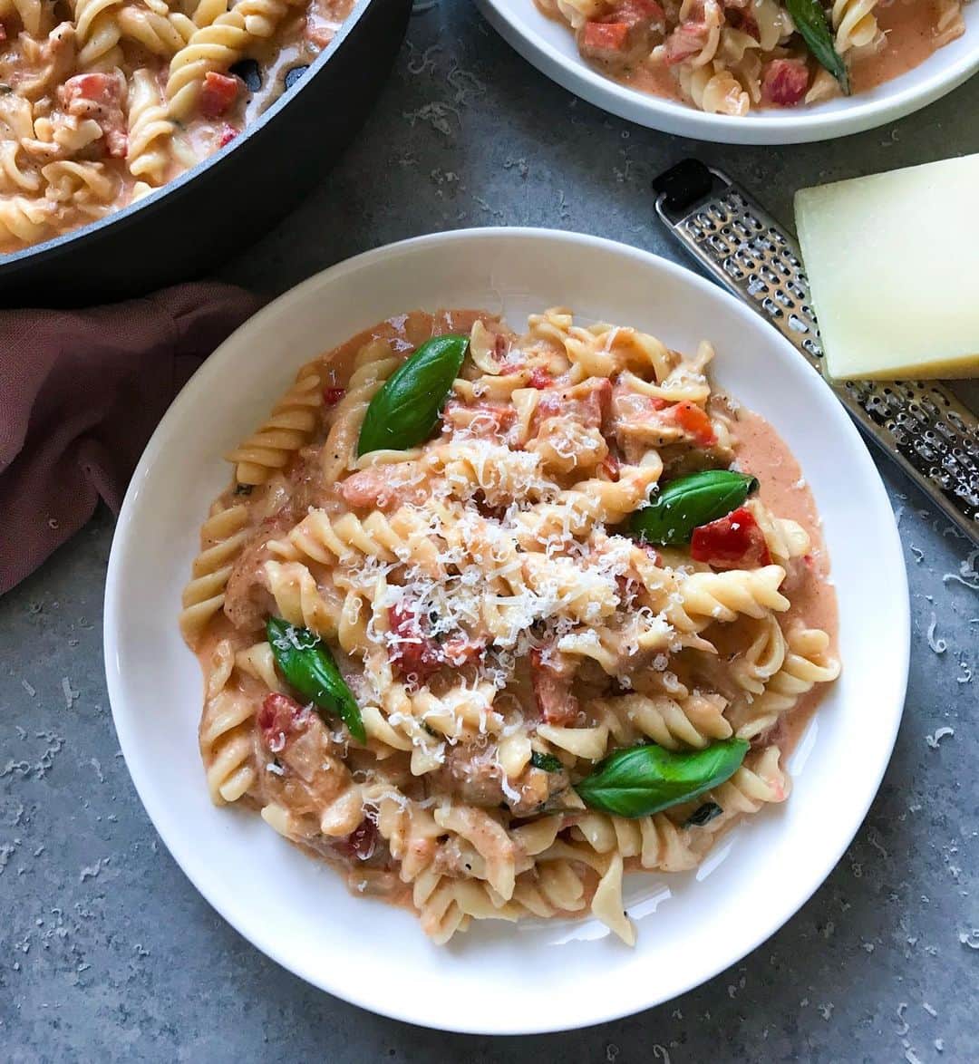 Easy Recipesさんのインスタグラム写真 - (Easy RecipesInstagram)「Creamy Chicken and Tomato Pasta, an easy weeknight meal. Full recipe link in my bio: https://www.cookinwithmima.com/creamy-chicken-and-tomato-pasta/」6月10日 10時36分 - cookinwithmima