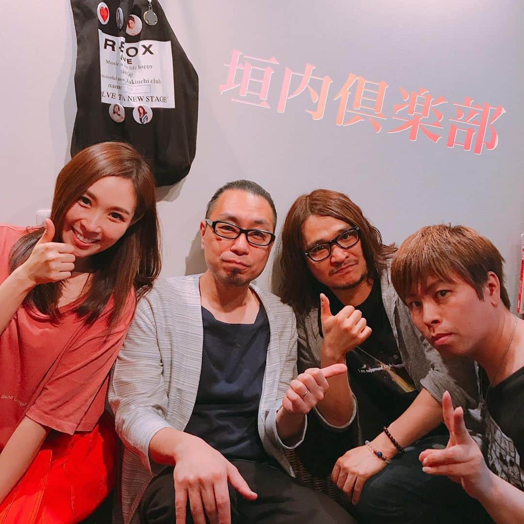 愛内里菜のインスタグラム：「昨日はみんな大好きメンバー﻿ バンドメンバーの垣内倶楽部と一緒に﻿ ポコチャ配信をほんの少ししたよー👍✨﻿ ﻿ その様子はまた﻿ #@kakiuchiclubでアップしまーす😆﻿ ﻿ 今日は通常通り﻿ 12時から14時まで配信しまーす﻿ お昼休みよかったら﻿ 生配信アプリのポコチャ﻿ 見に来てください‼️﻿ ﻿ R_愛内里菜 ﻿ のアカウントで配信しています‼️﻿ ﻿ ﻿ #生配信 #配信開始 ﻿﻿ #ポコチャ #Rポコチャ﻿ #愛内里菜 改め #R として #歌手 再始動﻿﻿﻿﻿﻿﻿ #垣内りか #垣内倶楽部 ﻿﻿﻿﻿﻿﻿ #新曲 #邦ロック#ミュージック#音楽の力﻿﻿﻿﻿﻿﻿﻿ #音楽﻿﻿」