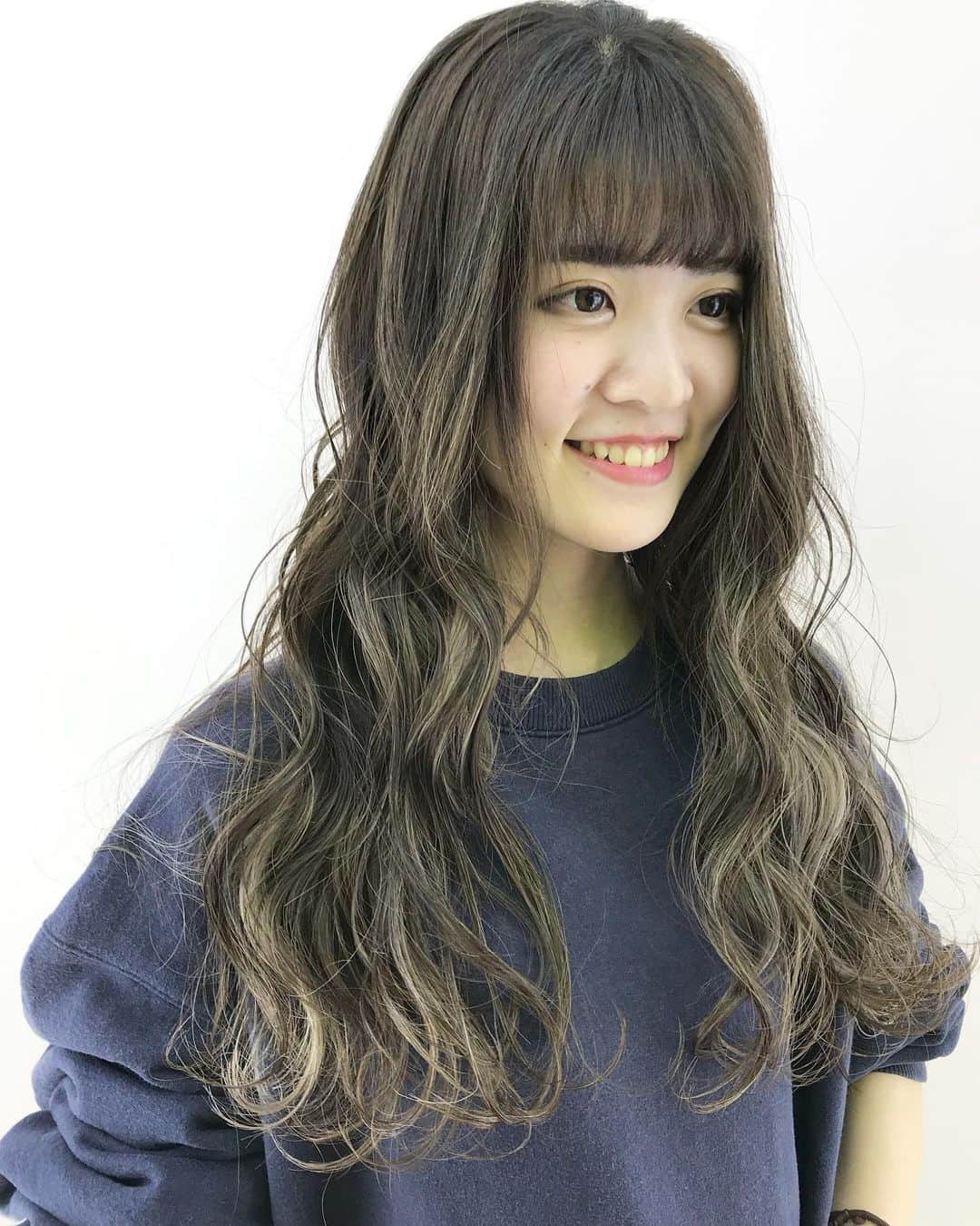 大石亜里紗のインスタグラム：「. . –––––––––––––––––––––––––––– . 2breach🐄ミルクティーベージュ 🌸インナーカラー＆ハイライト🌸 . . 柔らかいハイトーンカラー お任せください🦔🌿✨ DM・☎︎からのご予約がおススメ🌻 . –––––––––––––––––––––––––––– . . #crea_arisa 大人気のおススメカラー🌿 #ミルクたっぷりカラー🥛 . 色素薄い外国人のような 赤味のないカラーなら お任せください👩🏼💐 . . #ミルクティーベージュ #ミルクティーカラー #ミルクティーアッシュ #ミルクティー色 #ミルクティーグレージュ #シースルーカラー #パールピンク #ピンクアッシュ #痛まないブリーチ #ケアブリーチ #クリーミーベージュ #ハイライト #ハイトーンカラー #グラデーション #バレイヤージュ #色素薄い  #シアカラー  #透明感カラー得意  #プリスタ #mery #hpb_hair #lala_hair」